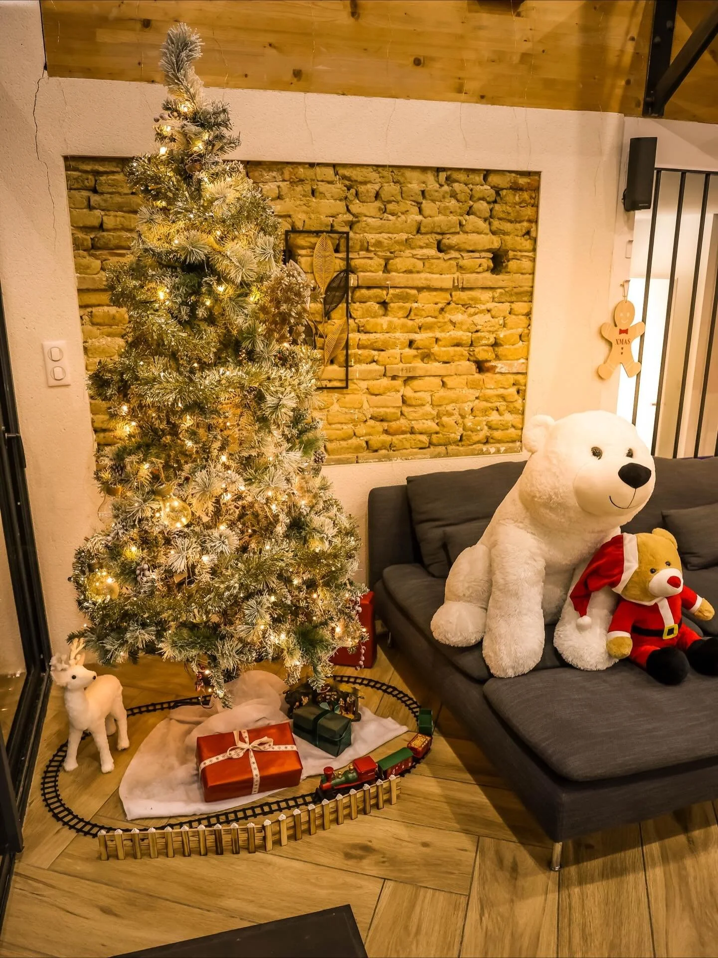 Une p&eacute;riode de l&rsquo;ann&eacute;e si particuli&egrave;re , l&rsquo;occasion de se retrouver et de profiter ensemble au chaud. Ici nos compagnons 🧸 sont proches du sapin de No&euml;l dans l&rsquo;attente des cadeaux et de belles surprises ✨
