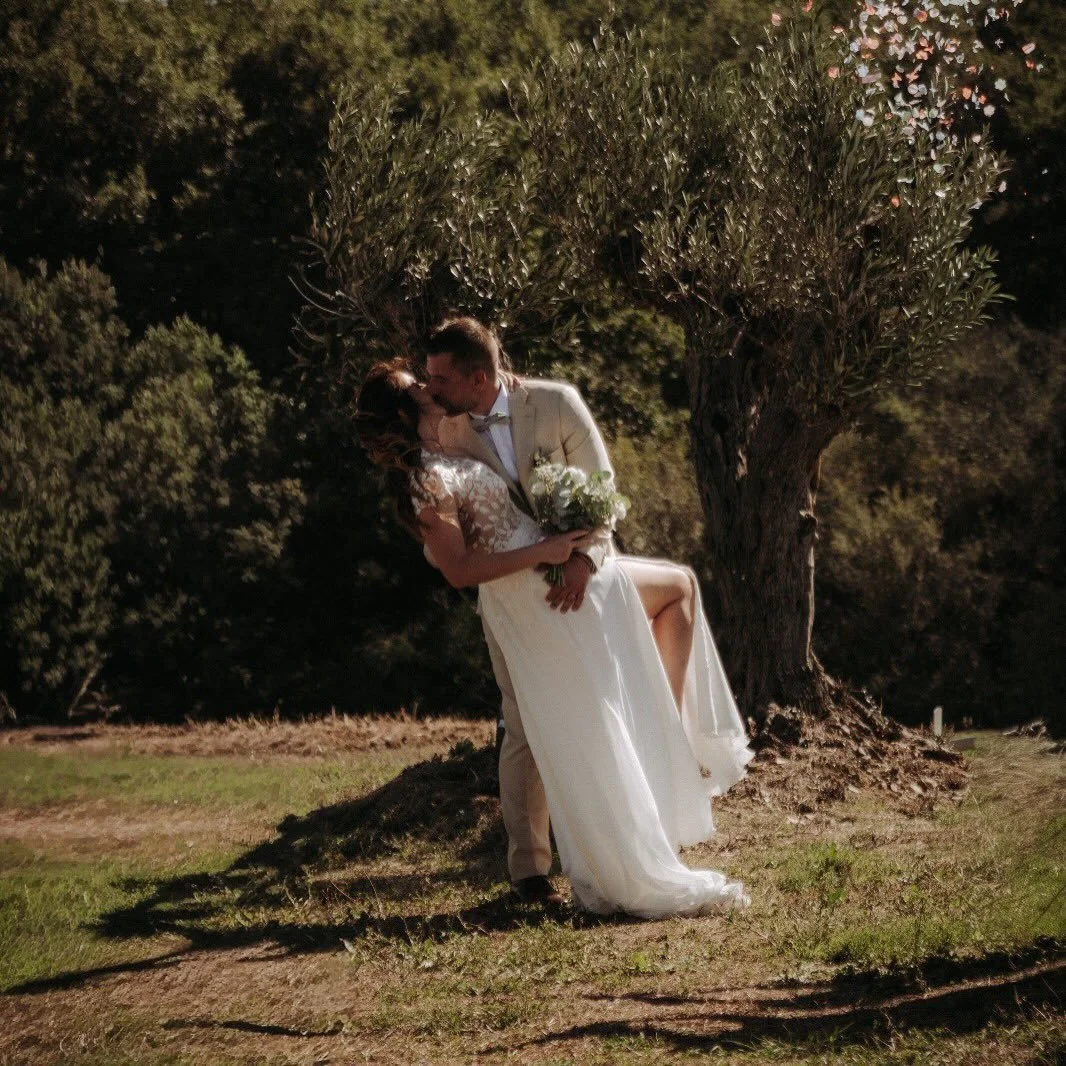 Le jour du Mariage 💒 

Car nous avons souhait&eacute;s un lieu unique , pas forc&eacute;ment par la grandeur des ornements mais par l&rsquo;intimit&eacute; d&rsquo;un int&eacute;rieur qui nous fait sentir proches, par un ext&eacute;rieur o&ugrave; l