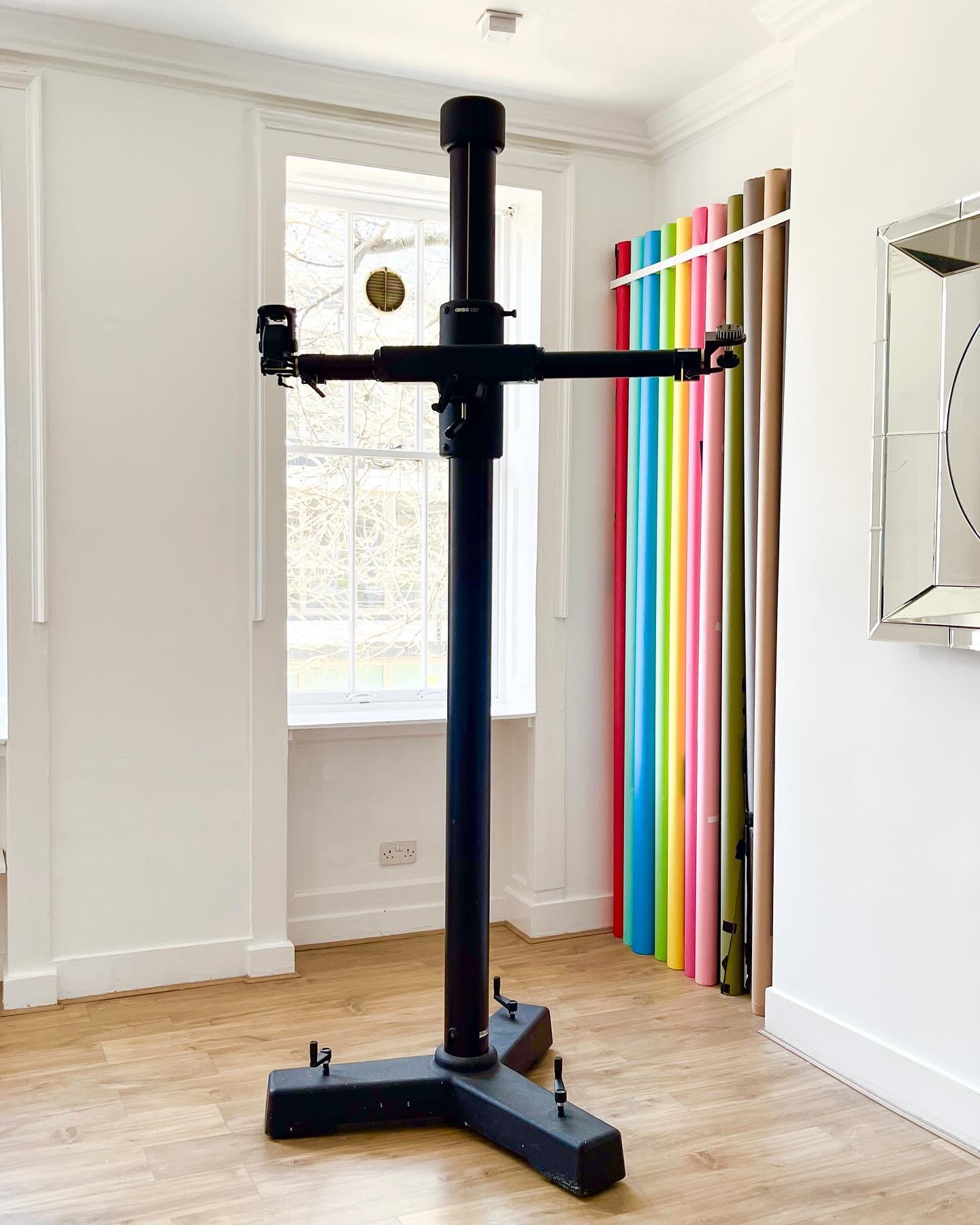 Our trusty cambo stand “Stella” looking gorgeous in the studio ready for any still life shoots you may have! 🌈
Swipe to see her in action with the lovely @studiomagnuscramer
#stilllife #london #centrallondon #photostudio #studio #spr