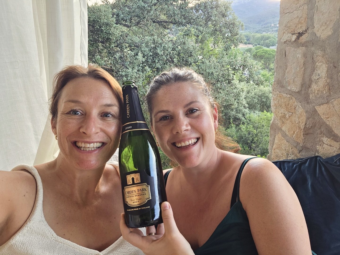 🥂We recently enjoyed a beautiful bottle of English Sparkling Wine from Carden Park and it inspired us to share a few sparkling facts with you ✨✨✨

🍇Did you know?

1️⃣ Cool Climate = Quality

England has a cool maritime climate, similar in some ways