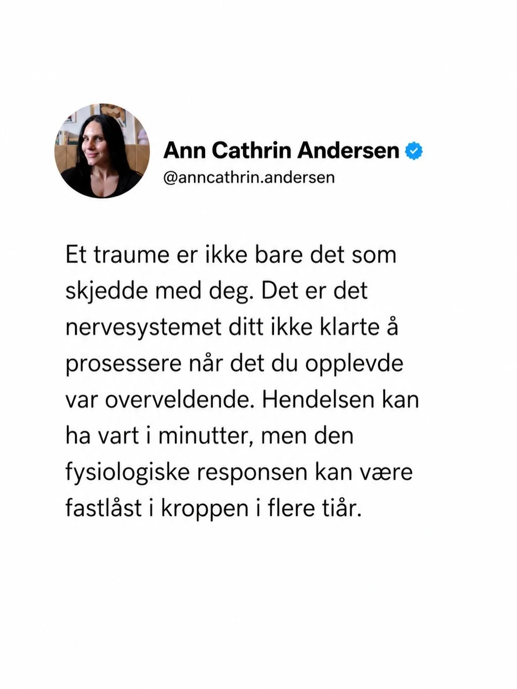 Vi tenker ofte p&aring; traumer som noe som skjedde en gang i fortiden.

Men kroppen skiller ikke mellom fortid og n&aring;tid p&aring; samme m&aring;te som hodet gj&oslash;r.

N&aring;r en opplevelse blir for overveldende til at nervesystemet klarer