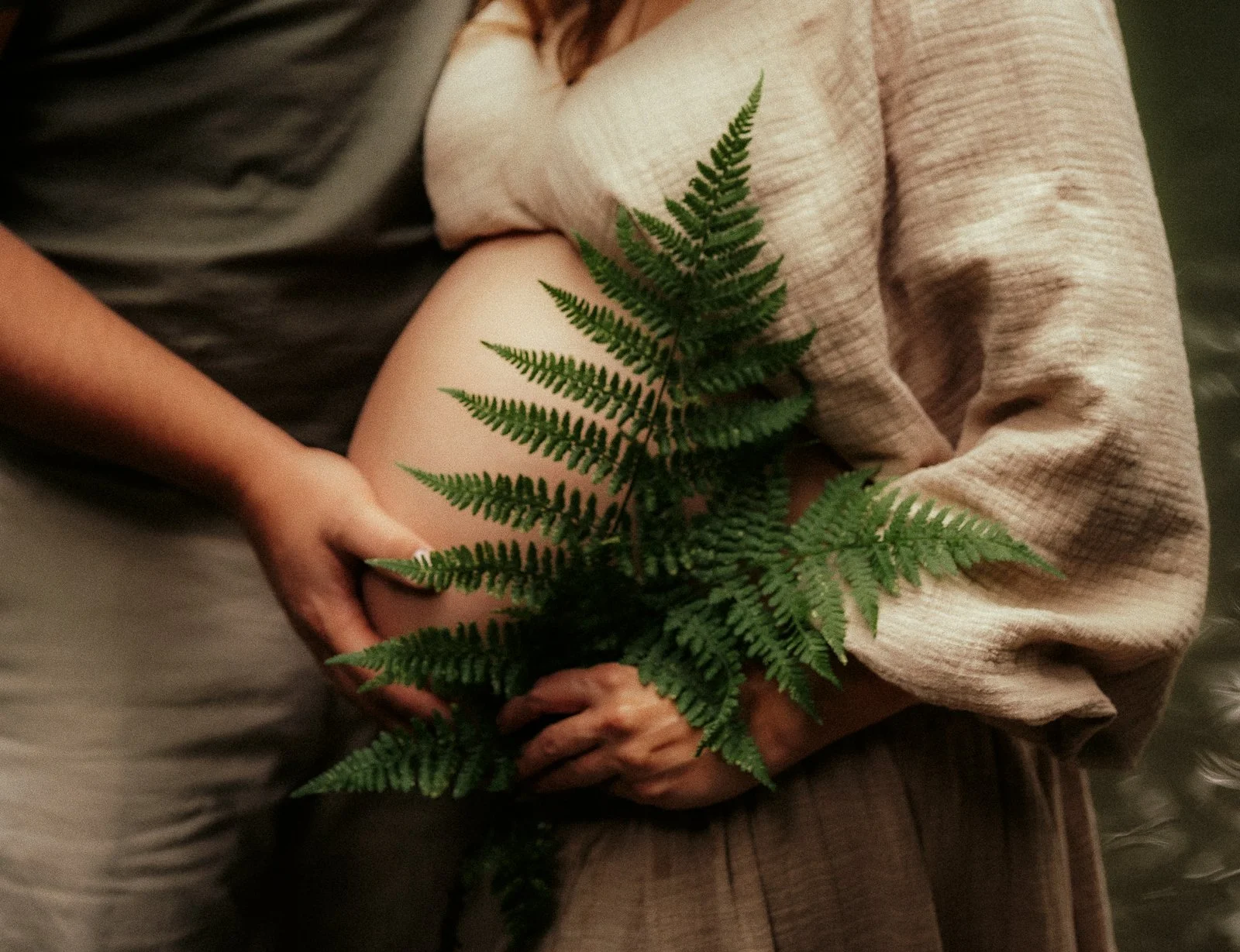 Nahaufnahme eines Babybauchs; natürliche Fotografie in Melle; Fotoshootings in Melle