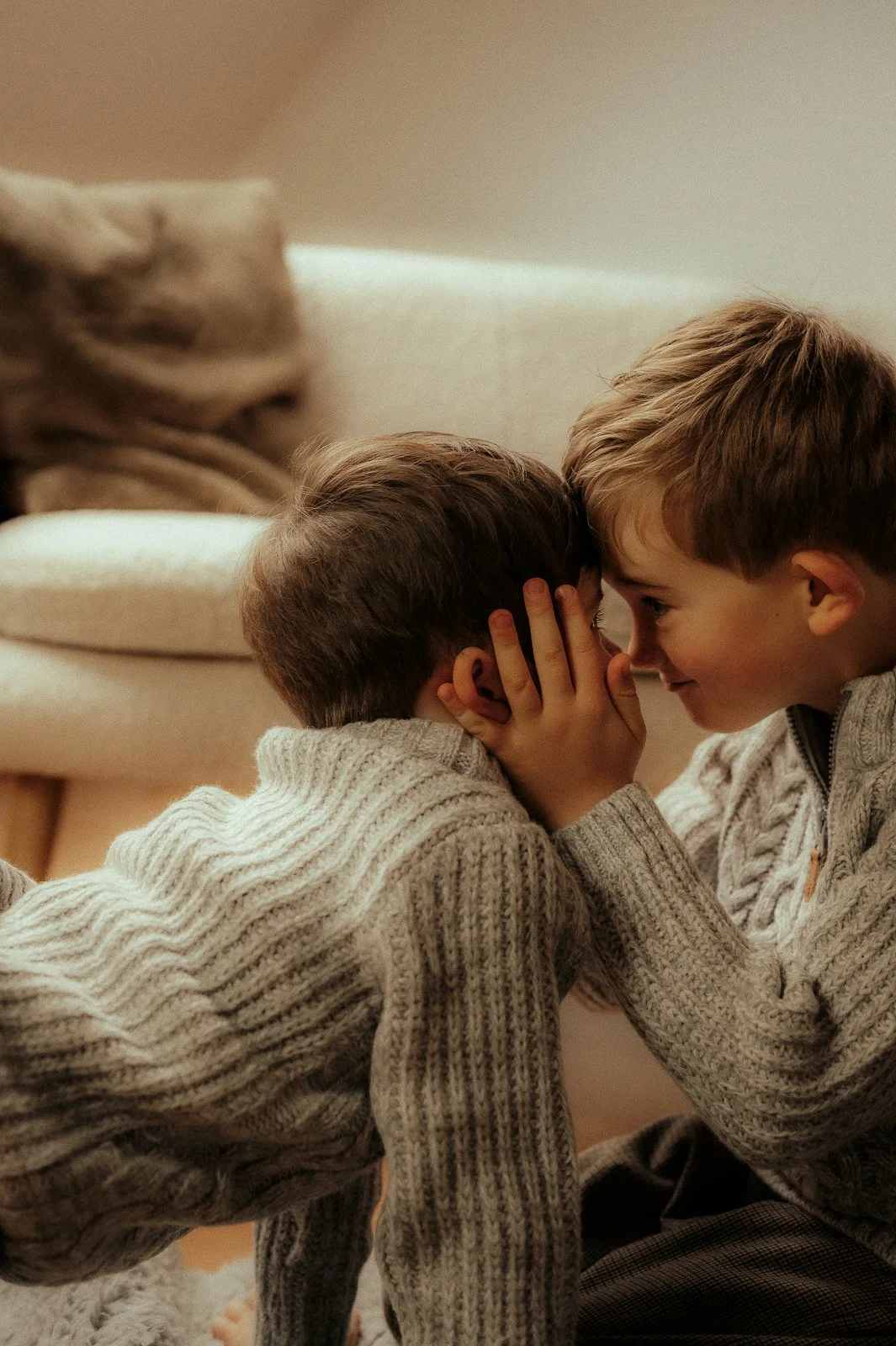 spielende Brüder; natürliche Fotografie für Kinder