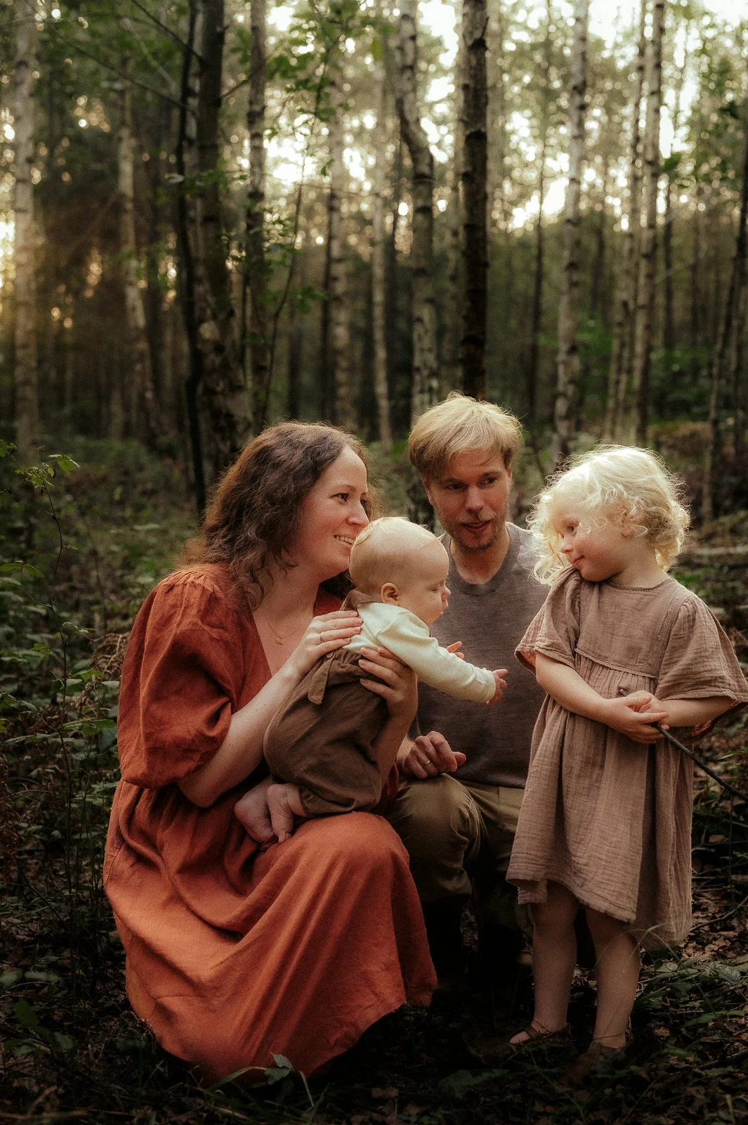 Eine Familie mitten im Wald; natürliche Fotografie in Osnabrück