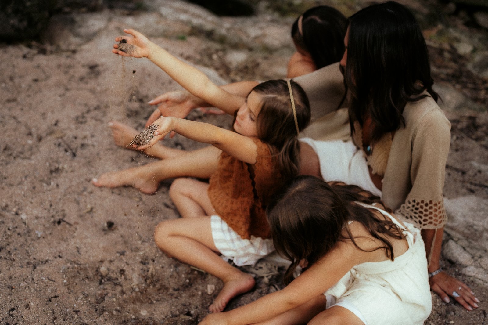 Kinder die mit Sand spielen ; natürliche Fotografie ; Fotoshootings in der Natur