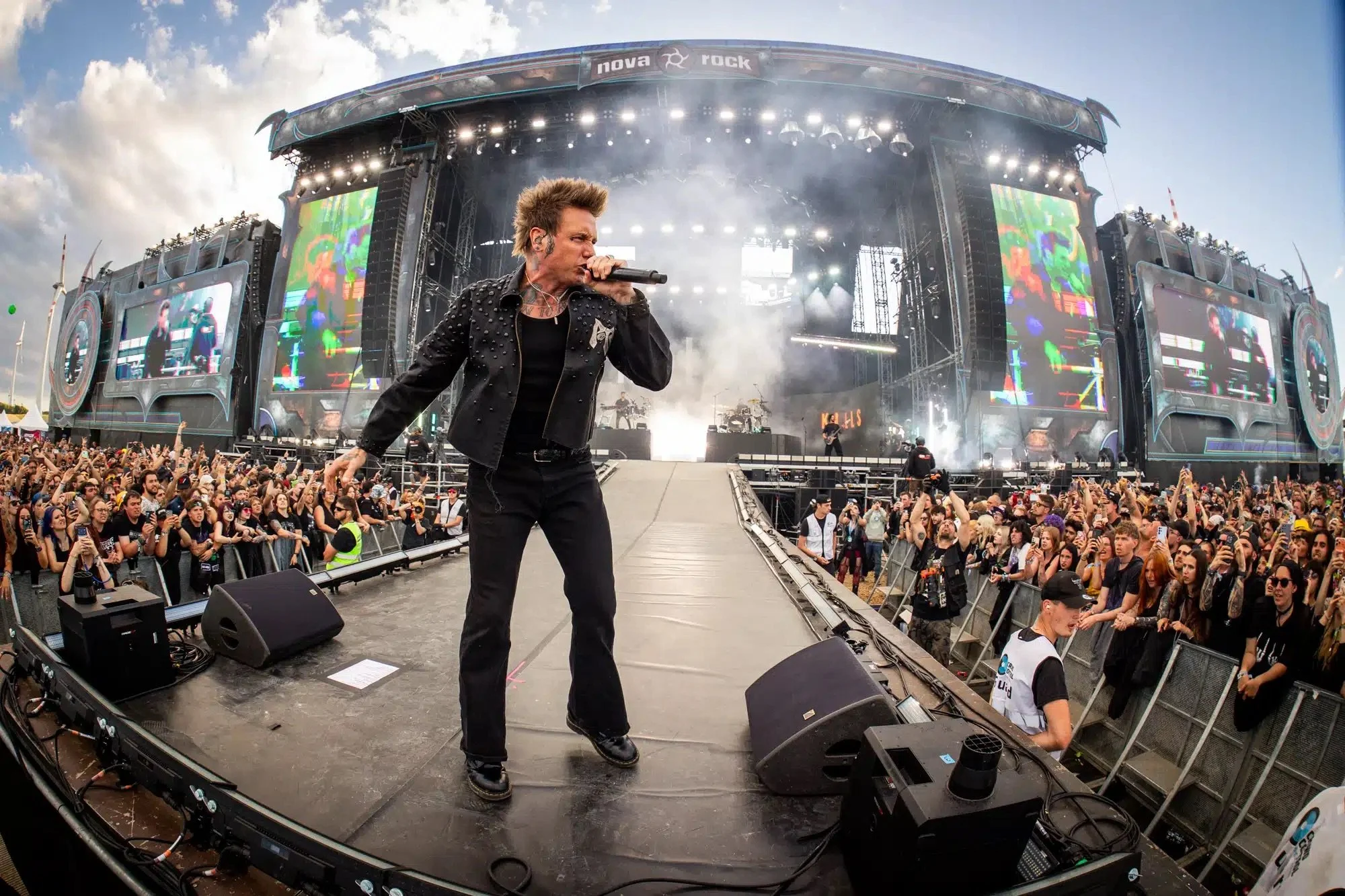 1. La line up: è immensa, in pratica tutti i concerti rock e metal che passano in Italia durante l'estate, condensati in tre giorni. 