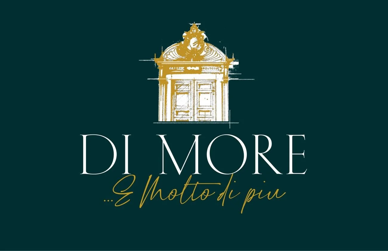 Design grafico con un'illustrazione stilizzata di una porta d'ingresso decorata e il testo "Di More... E Motto di piu".