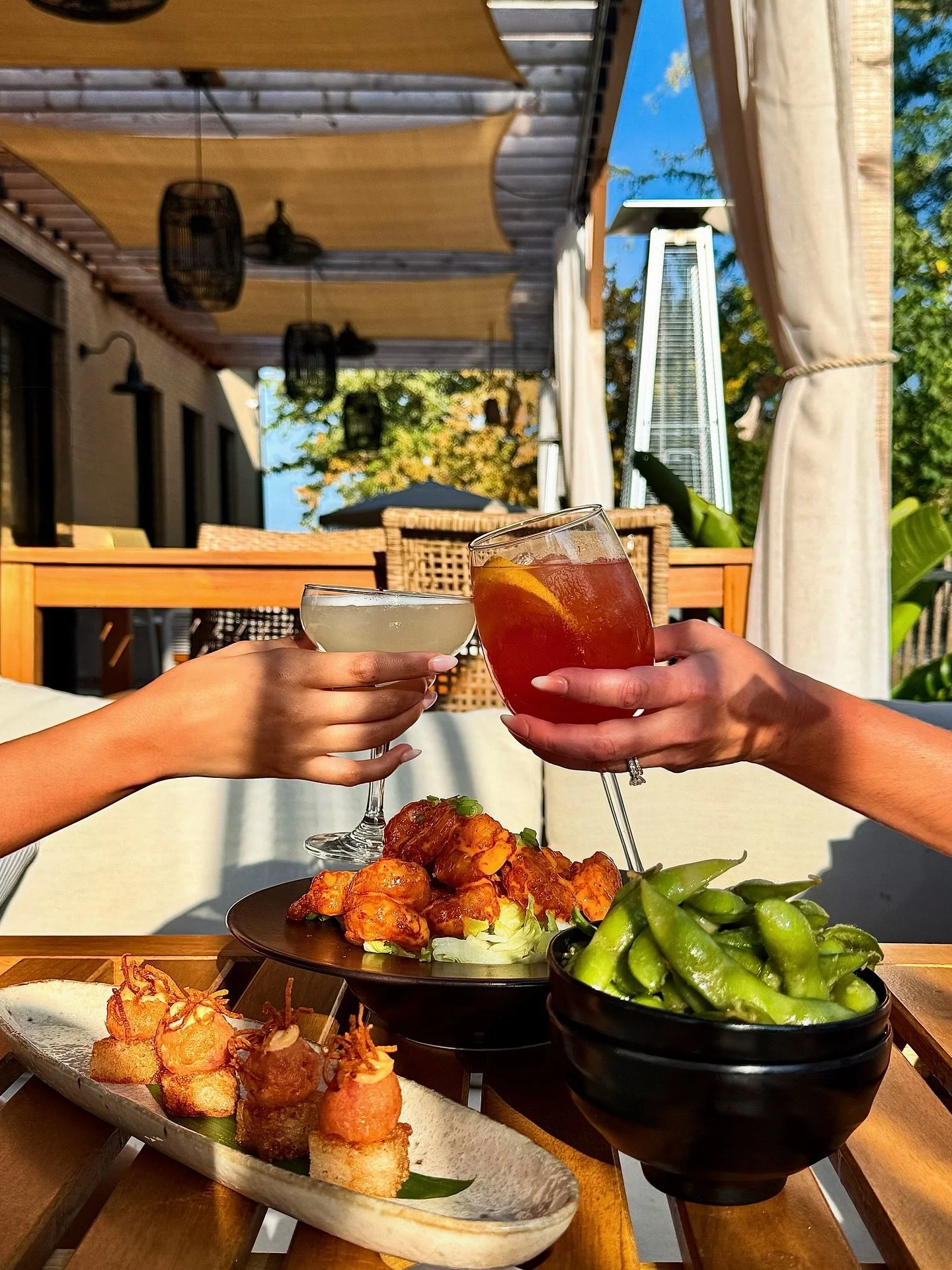 Elevate your 𝐠𝐨𝐥𝐝𝐞𝐧 𝐡𝐨𝐮𝐫 at 𝐒𝐞𝐧𝐬ō✨ Sip on our signature cocktails and enjoy crafted bites, available Monday to Friday from 4-6pm. Bar bites available exclusively at the bar. No reservation required. #sensofrankfort