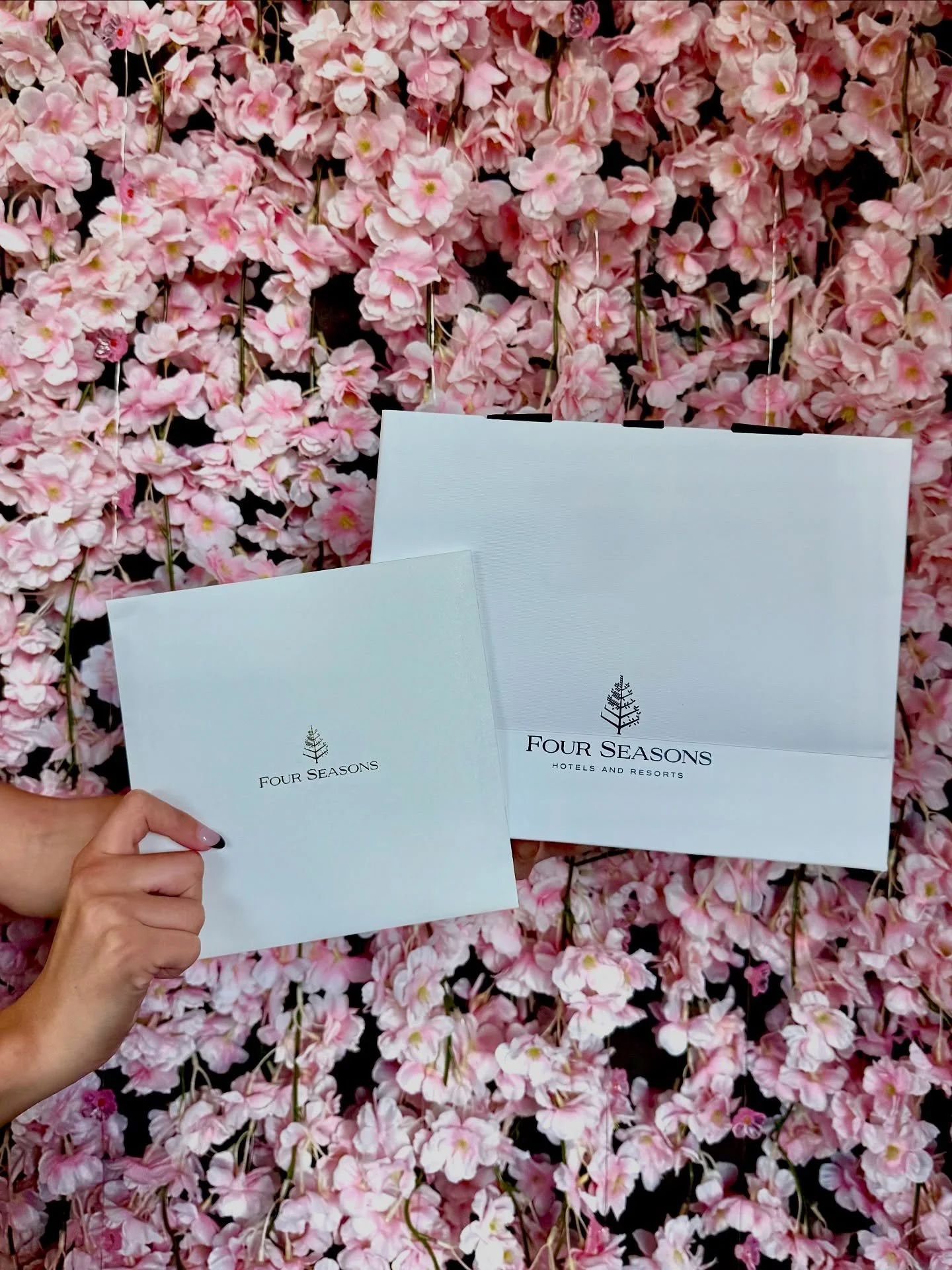 Picture yourself indulging in a night of elegance at the ๐
๐จ๐ฎ๐ซ ๐๐๐๐ฌ๐จ๐ง๐ฌ… One fortunate guest will win this exquisite escape as we toast to Sensล’s one year anniversary in style. We can’t wait to celebrate with all our tick