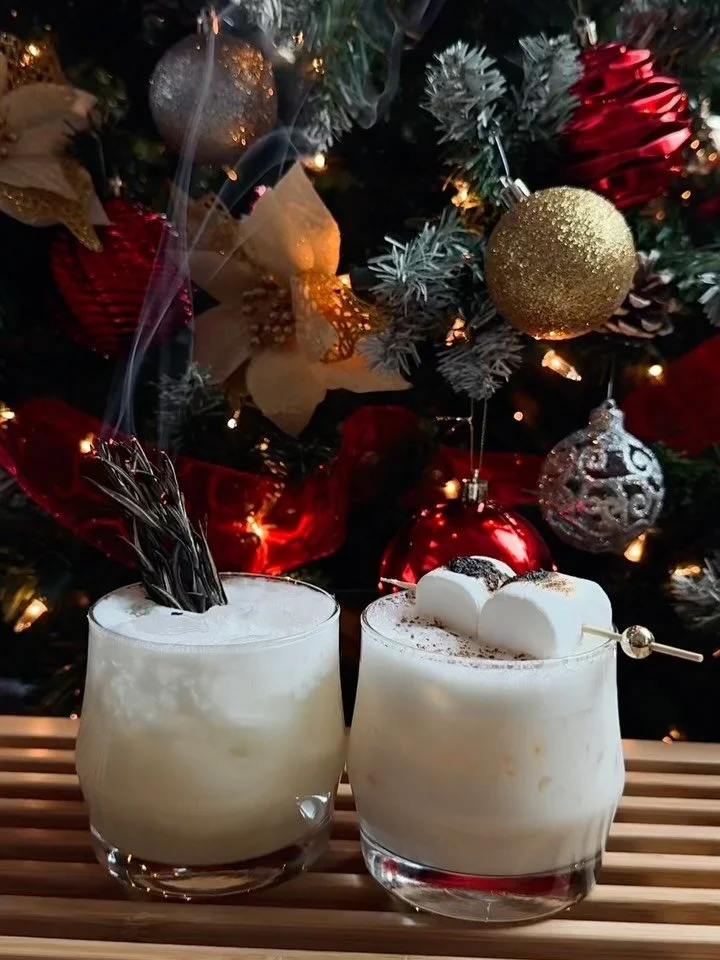 December is here, and tequila and whiskey lovers, this one&rsquo;s for you! Sensō&rsquo;s 𝐡𝐨𝐥𝐢𝐝𝐚𝐲 𝐜𝐨𝐜𝐤𝐭𝐚𝐢𝐥𝐬 drop this week: 𝐓𝐨𝐚𝐬𝐭𝐲 𝐒𝐧𝐨𝐰𝐦𝐚𝐧 and 𝐖𝐡𝐢𝐭𝐞 𝐄𝐥𝐞𝐩𝐡𝐚𝐧𝐭. Which one are you sipping first? ⛄️🎄#sensofrankf