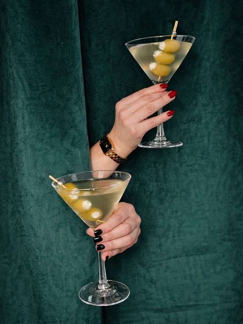 Dirty martini, meet truffled blue cheese olives. 
A little filthy, a little fancy.
First time behind the bar and she&rsquo;s already iconic.
Introducing the 𝐃𝐢𝐫𝐭𝐲 𝐌𝐨𝐨𝐤𝐢𝐞.🍸 #sensofrankfort