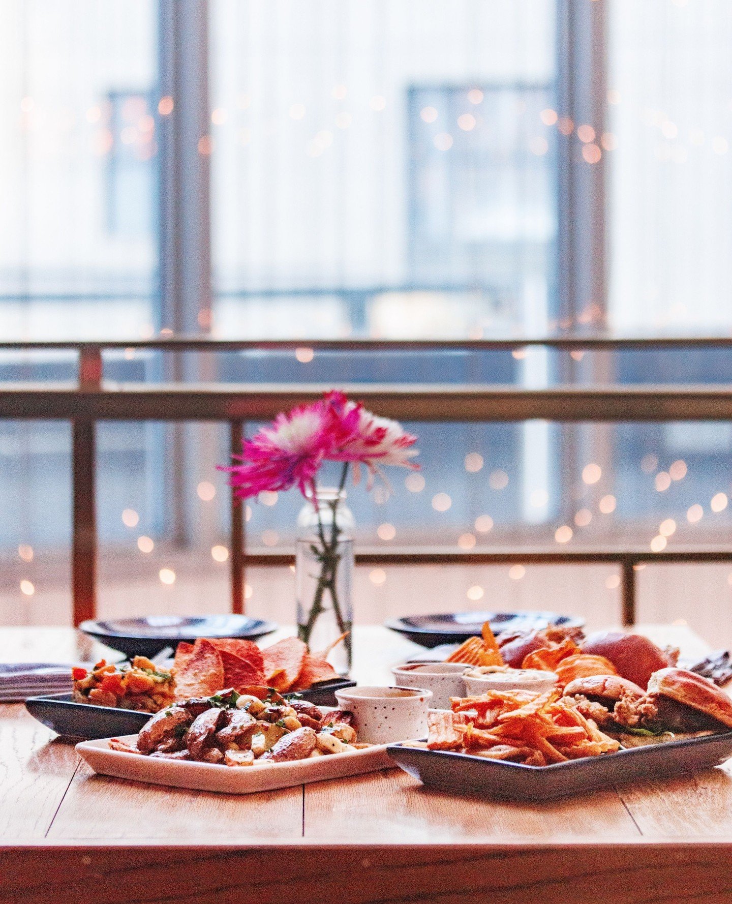 Unwind in style at Deacon&rsquo;s Happy Hour, available Monday-Friday from 4-6 p.m. at the bar and Cliff&rsquo;s. Choose from chef-selected oysters, prime rib sliders, Southern poutine, shrimp ceviche and fried oyster sliders. Add a Deacon's drink sp