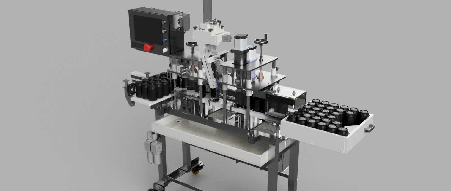 Maquina automática de ensamblaje con tapas de botellas en la línea de producción.