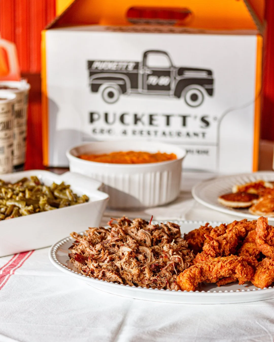 Got a crowd to feed this summer? ☀️🍴⁠
⁠
Skip the cooking and bring home Puckett's. Form meat-and-three favorites to mac n' cheese, biscuits and more, our to-go packs are made for sharing. ⁠
⁠
Perfect for family gatherings, pool days, office lunches 