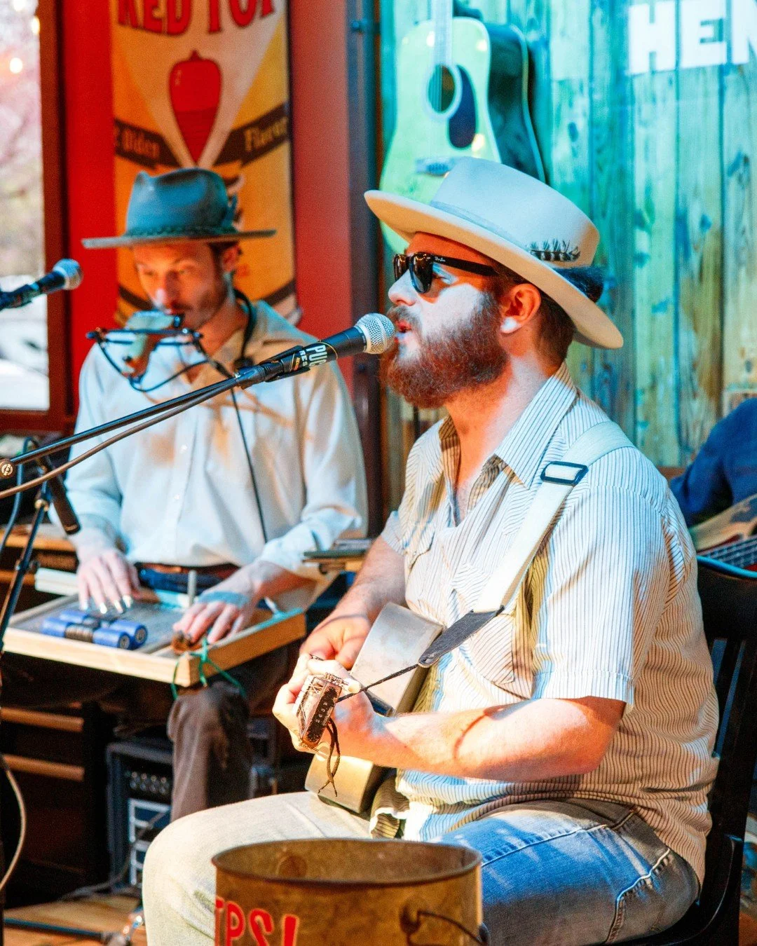 Around here, live music is always on the menu! Come for the BBQ, stay for the songs and make a night of it at Puckett&rsquo;s. 🎤
