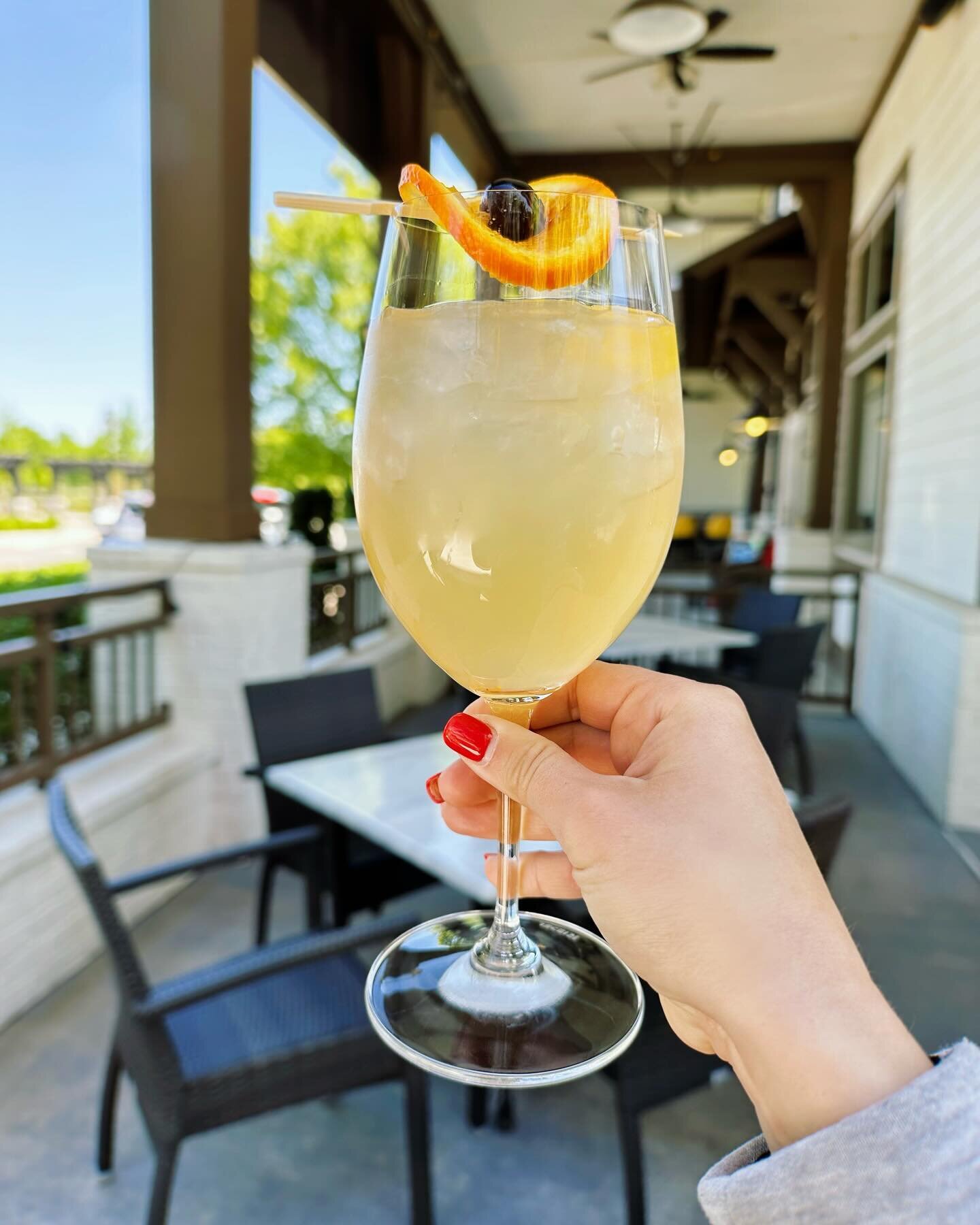 Who says you have to wait till 5? 😉 It&rsquo;s 5 o&rsquo;clock somewhere, and right now, it&rsquo;s right here on Scout&rsquo;s Pub&rsquo;s patio! ☀️🍹 Let&rsquo;s soak up the sunshine and sip on some delicious cocktails together.⁣
⁣⁣
⁣Tag your happ