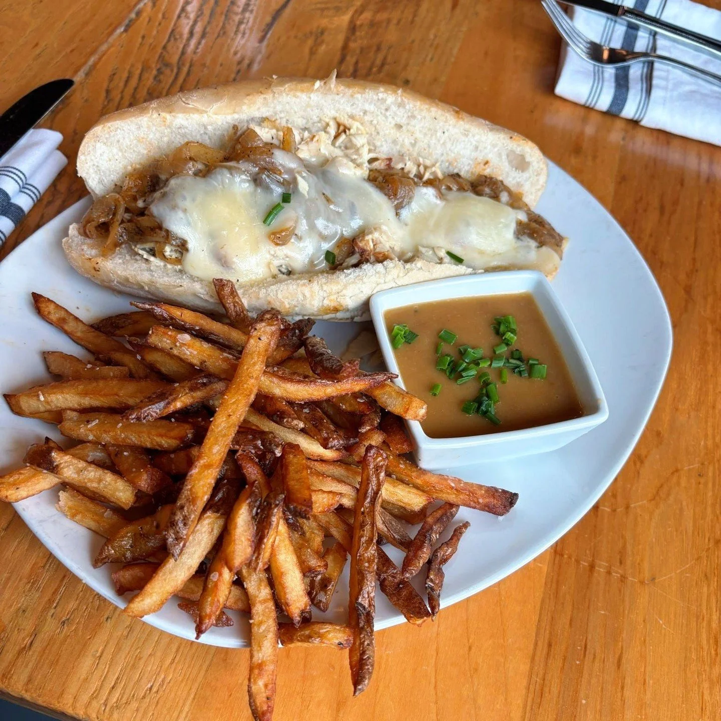 We can&rsquo;t get enough of this one: House-roasted turkey dip with caramelized onions, fontina, and au jus on the side. ⁠
⁠
#Scout'sPub #Franklinlunchspots #Comfortfood #Scout's #Turkeydip
