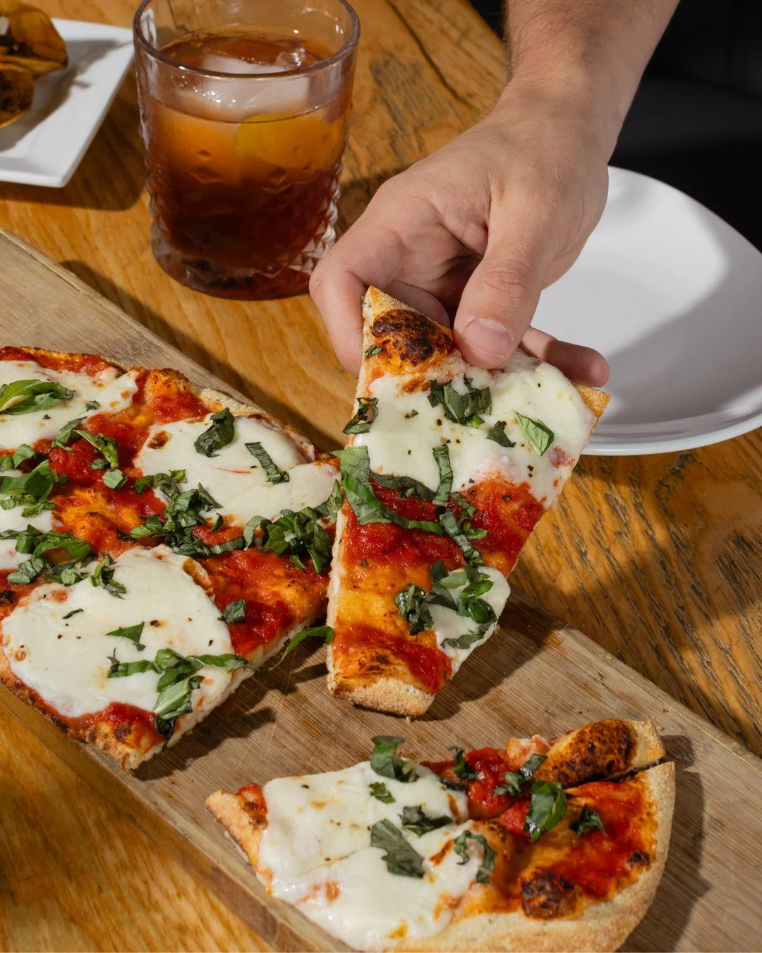 The first slice is easy. It's the last one that's up for debate. 🍕 Our flatbreads are made for gathering, sharing and ordering again next time.