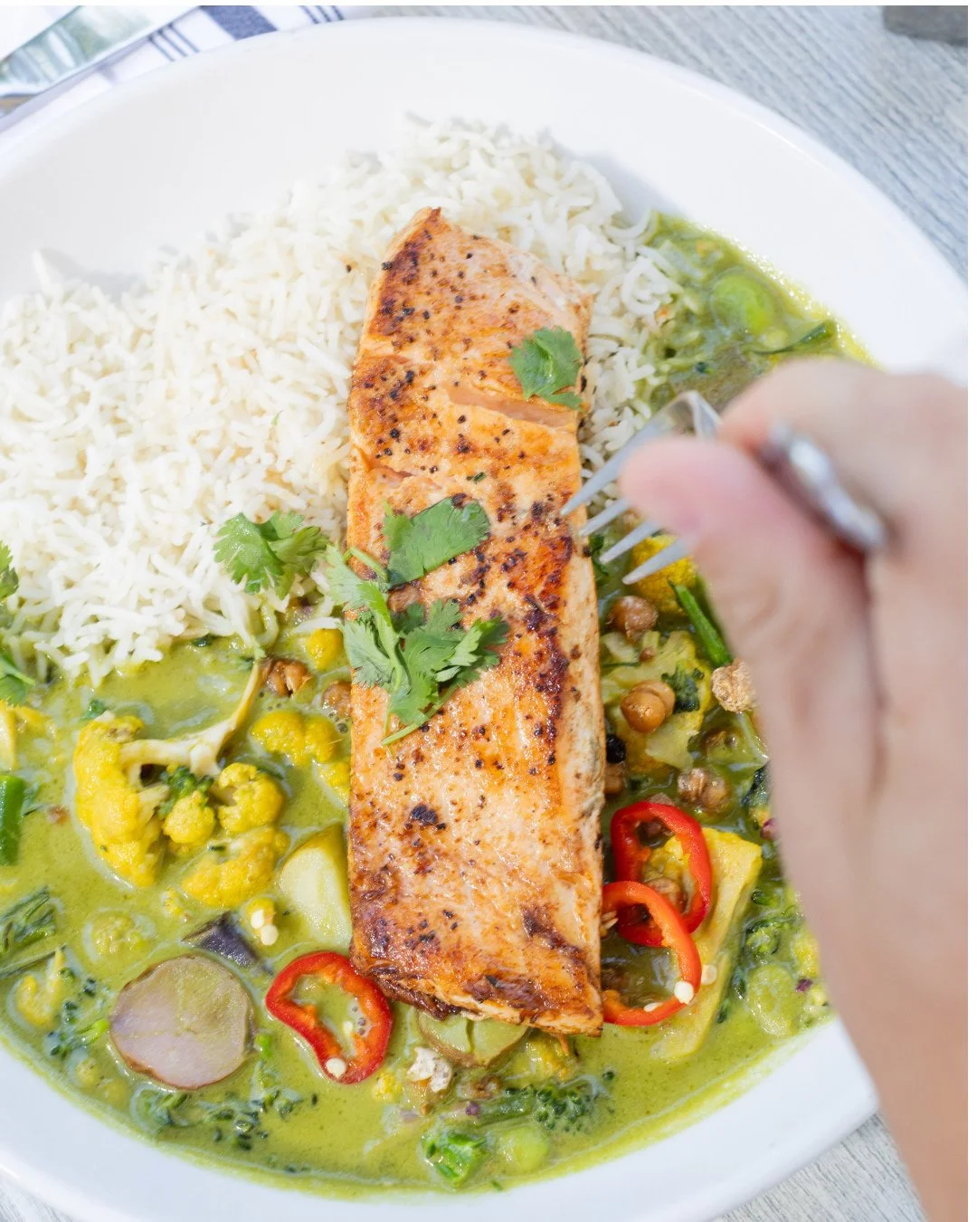 Our Thai Green Chili Curry Bowl is filled with cauliflower, broccolini, snap peas, edamame, basmati rice and spiced chickpeas, then finished with pickled Fresno chiles. ⁠
⁠
Add blackened salmon, order it to-go and let us take dinner off your plate. ✨