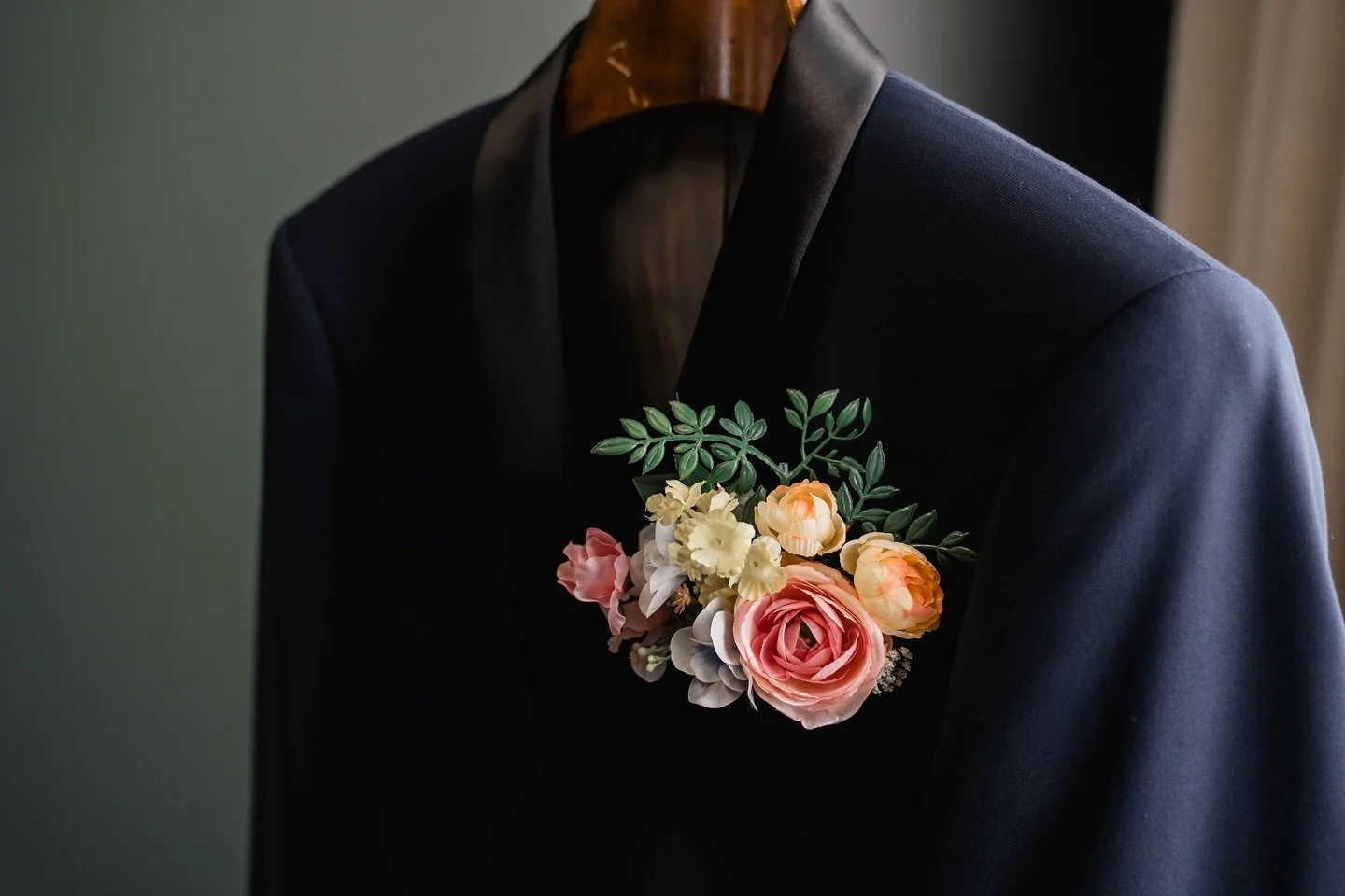 Details ✨ 
.
.
.
#bzflorals #fauxflowers #austinflorist #weddingdetails #artificialflowers #colorfulwedding #weddingflowers #pillars