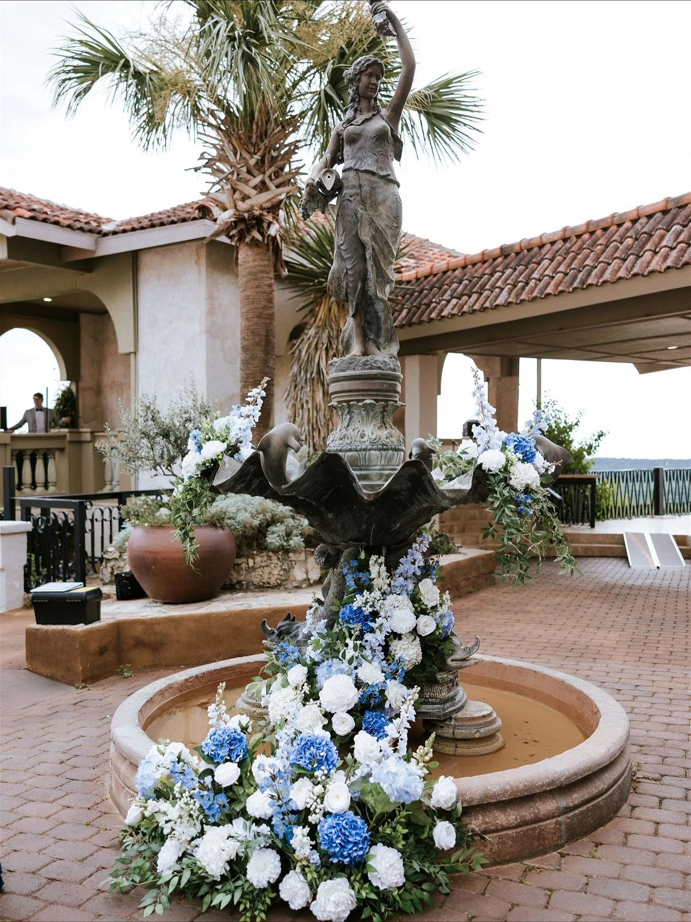 Fountain florals are always a favorite of ours ✨

Venue @villa_antonia 
Coordinator @redbookevent 
Photographer @michaelanthonyphotography 
Florals @bzflorals 

#fountainflorals #weddingfountain #villaantonia #weddingflowers #fauxflowers #fauxwedding
