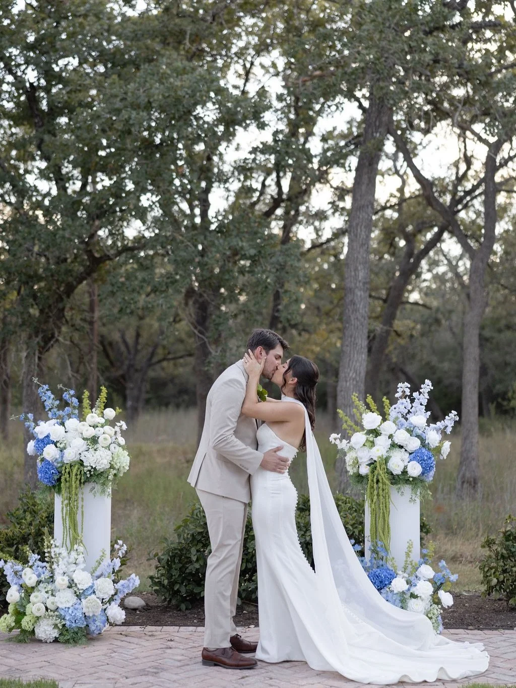 Congrats to The Smiths!!! 💍

Venue @grandladyaustin 
Planner @westmonroeevents_ 
Photographer @melissalynnephoto 
Florals @bzflorals 
Makeup &amp; Hair @blushdbeautytx 
.
.
.
#weddingflowers #austinweddingflorist #fauxweddingflowers