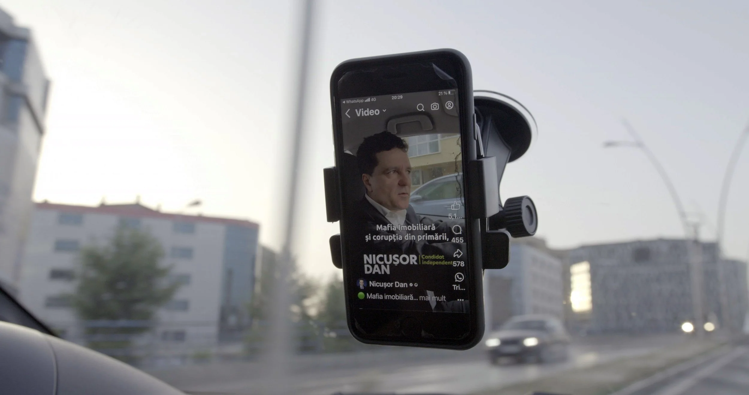 Telefon in masina Nicusor.jpg