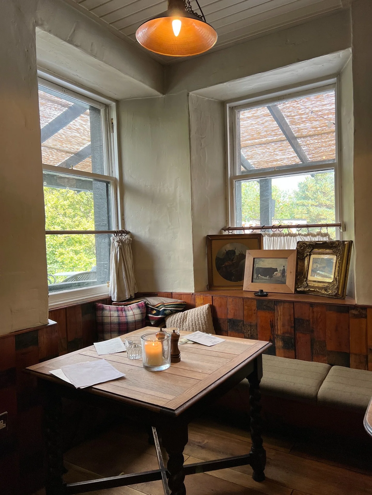 We&rsquo;re taking inspiration from cozy corners in the UK this fall! 

#cottagevibes #interiordesign #victoriainteriordesign #ukinspiration #localdesigner #cozyseason