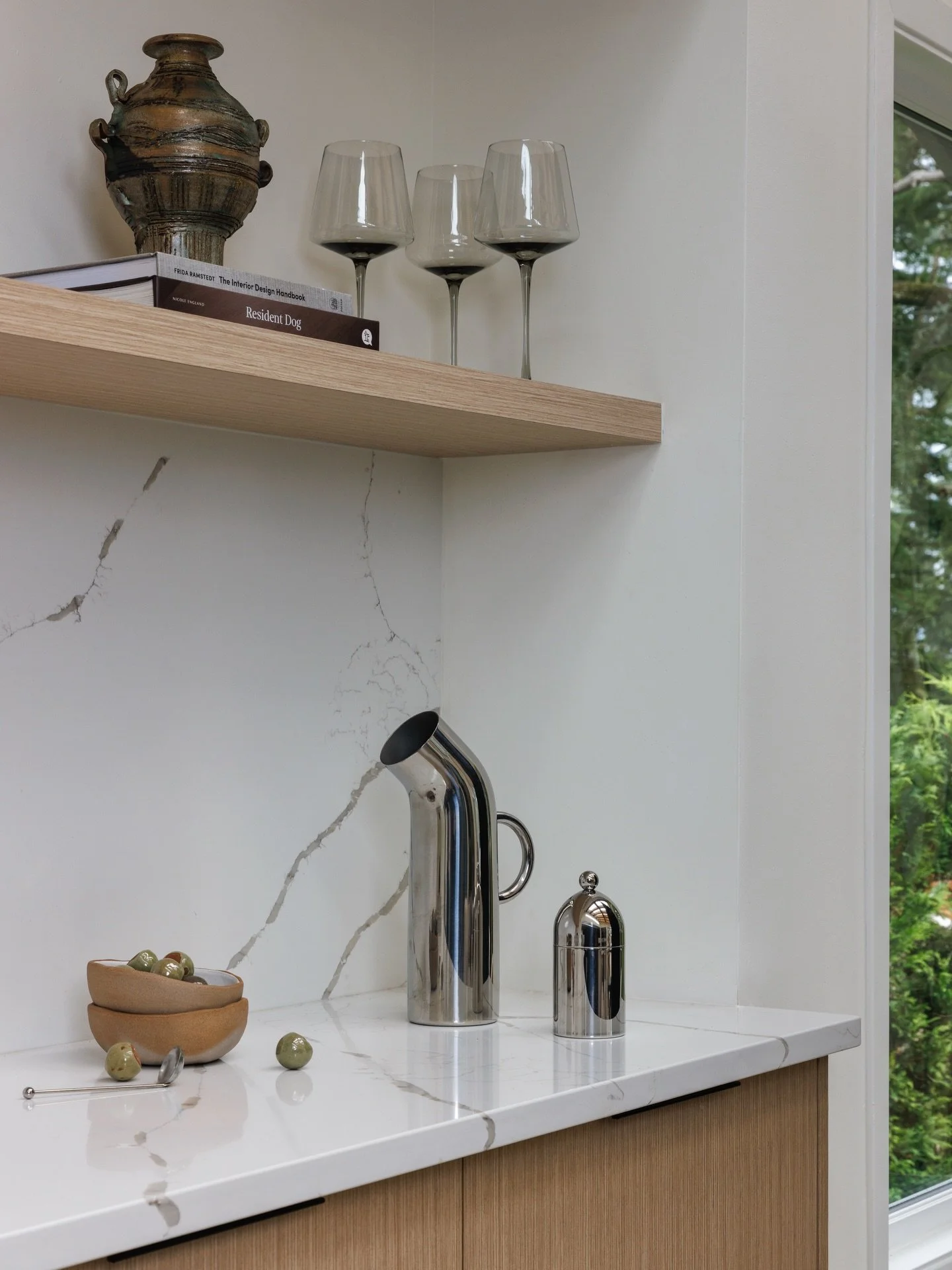 Happy Friday everyone! A simple home bar designed for both function and ease. Warm oak tones, subtle quartz veining, and thoughtful simplicity keep this space feeling calm and intentional. 

Photography: @mmk_creative 
Decor: @gabrielrossshop @thefou