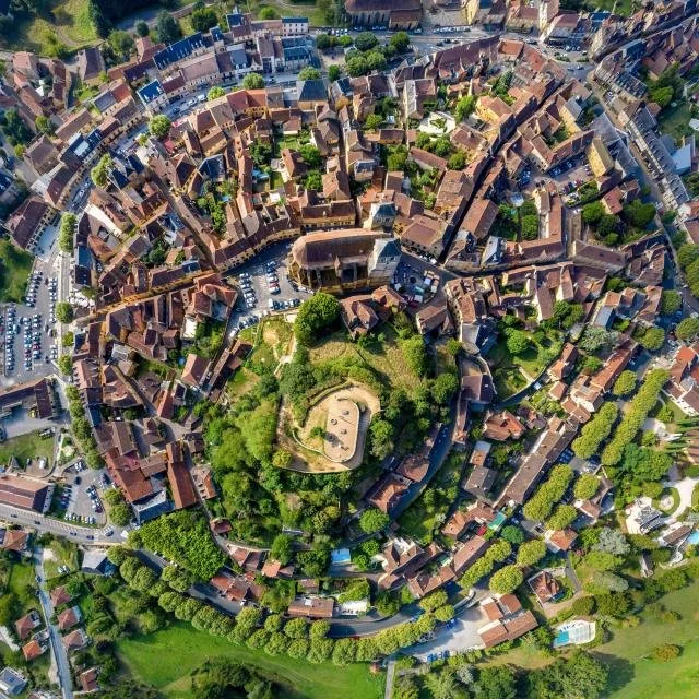 web21-190916174740-vue-aerienne-de-gourdon-christophe-bouthe-agence-vent-dautan-640x640-1.jpg