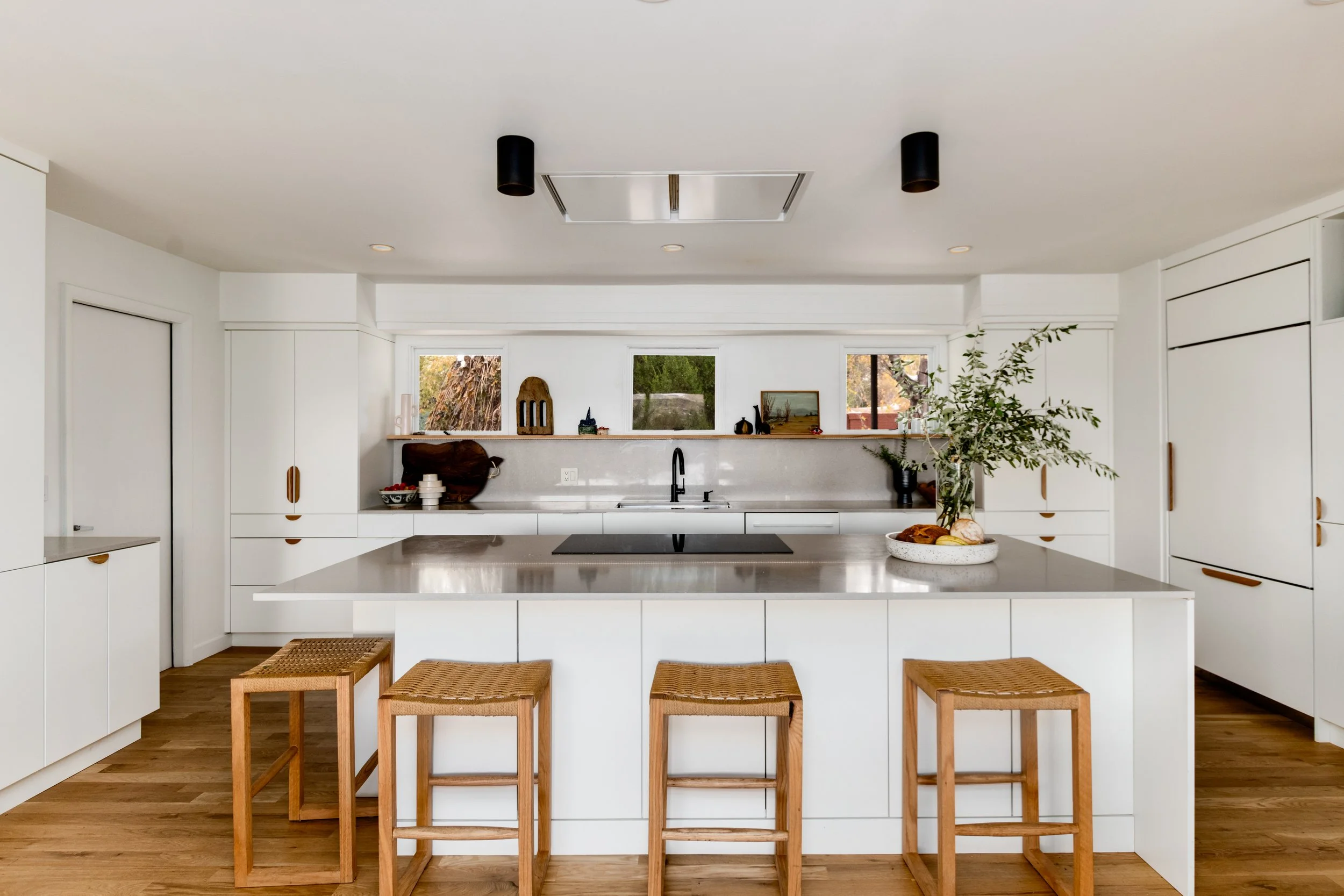 09-Kitchen & Breakfast Bar.jpg