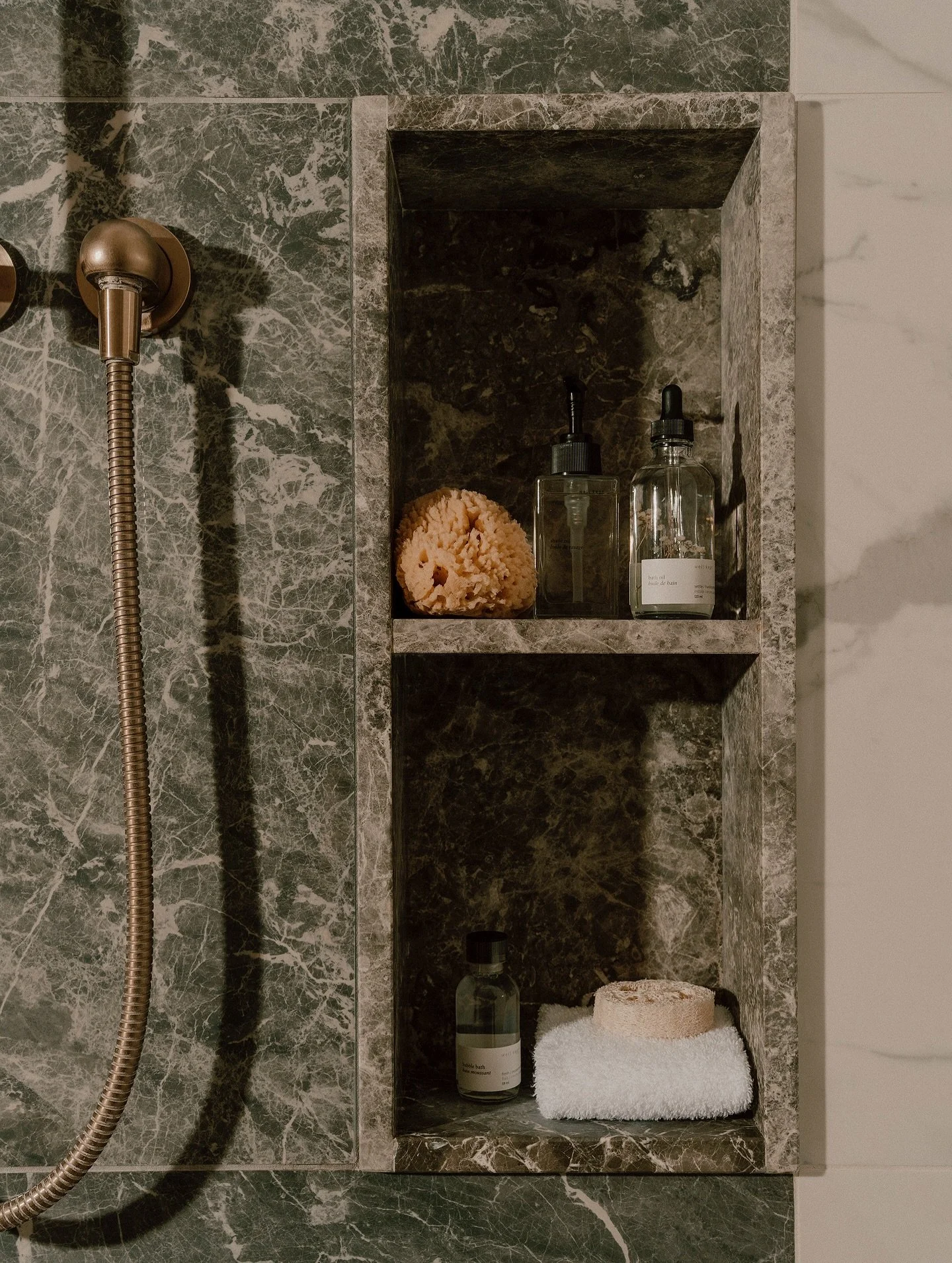 Pour nous, des ingr&eacute;dients non toxiques passent toujours avant tout 🌿. Mais quand, en plus, le packaging est magnifique et qu&rsquo;une photographe capte la magie&hellip; &ccedil;a devient digne d&rsquo;un magazine ✨📸