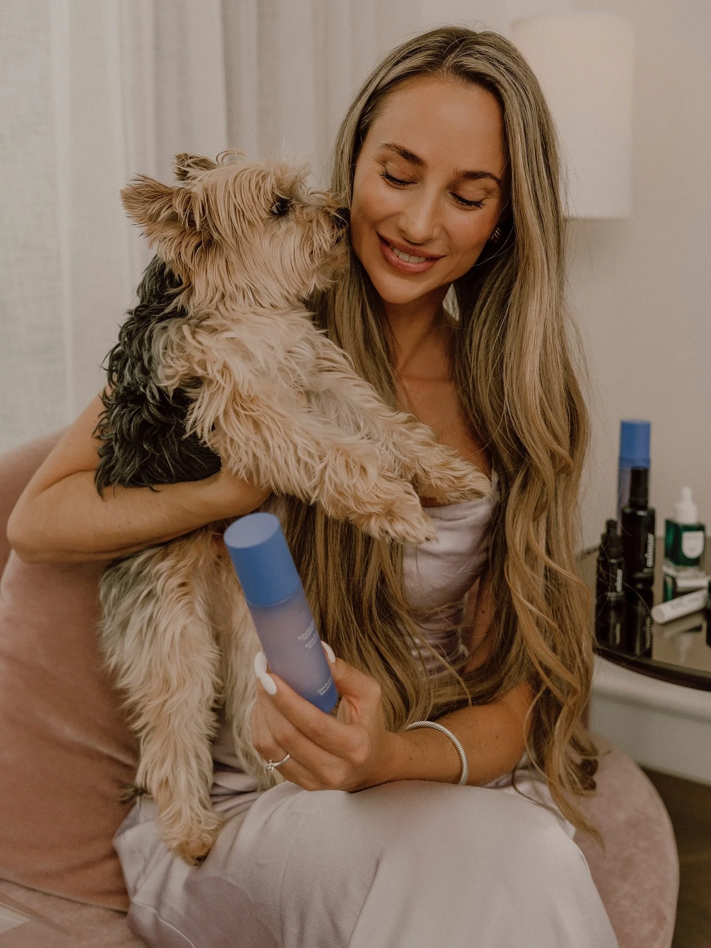 Un petit moment douceur avec Smarties 💜
et mes nouveaut&eacute;s au bakuchiol &mdash;
pour une peau lisse, lumineuse, sans irritation. ✨