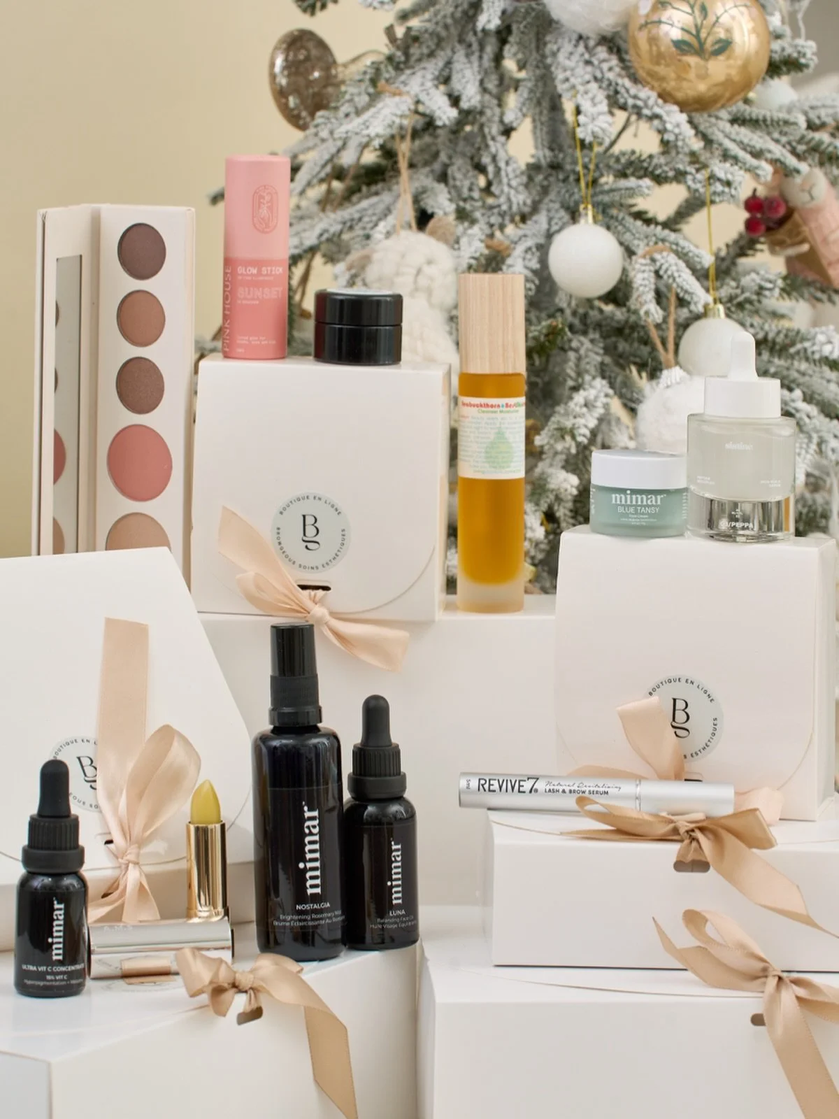 Elles sont enfin l&agrave; 🎄✨
Nos bo&icirc;tes cadeaux remplies de soins clean, performants et soigneusement choisis sont maintenant disponibles en ligne.

Le cadeau parfait, sans compromis 💛
www.browgeous.com