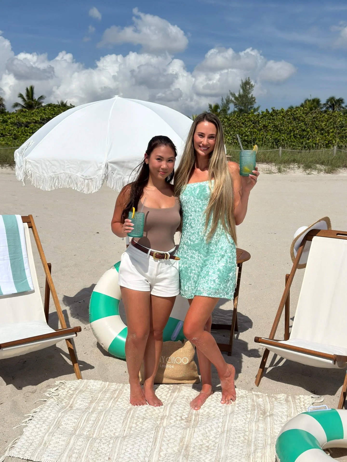 Avez-vous vu ce segment de Vies de r&ecirc;ve avec mon acolyte Chelsea?
On y voit un peu du travail derri&egrave;re l&rsquo;image de Browgeous &mdash; o&ugrave; chaque d&eacute;tail est r&eacute;fl&eacute;chi, de la carte postale cr&eacute;&eacute;e 