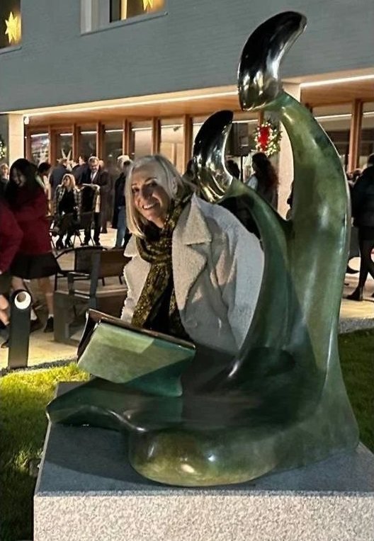 Nuture-sculpture-sandra-bell-irish-cast-bronze-unveiling-taoiseach-leo-varadkar-alexandra-college-dublin-art-represents-teacher-student-holding-book-essence-learning-honor-teachers-in-art-metal-modern-sustainable-LV4.jpg