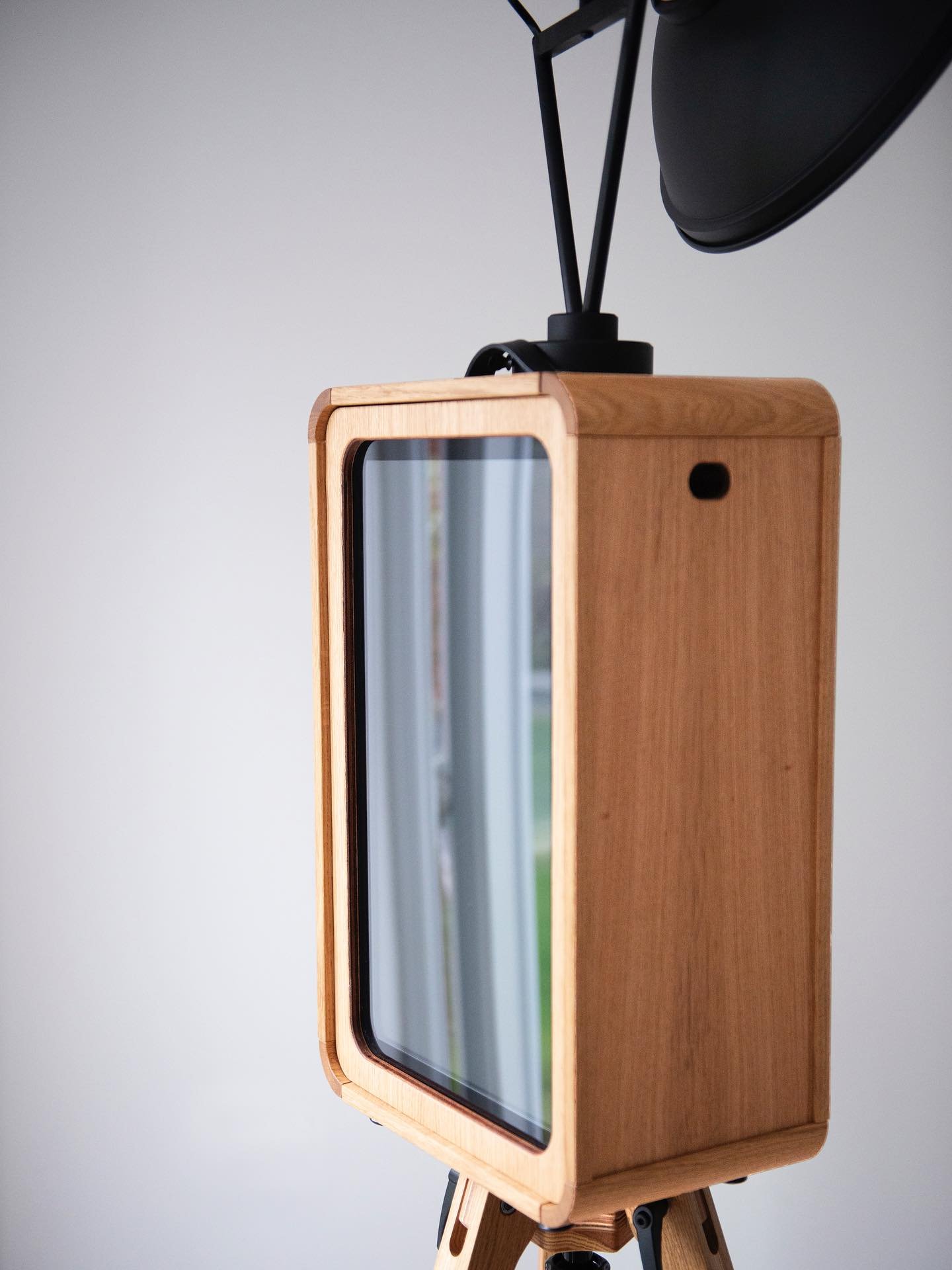 Our handcrafted photo booth brings midcentury charm to your wedding day. Built from FSC-certified wood, it&rsquo;s a beautiful blend of sustainability, style, and sentiment ✨