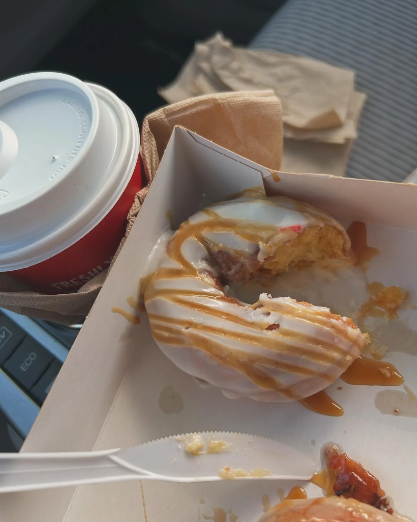 Have you ever eaten something that so so good that you just started laughing because you didn&rsquo;t have any other response for it? That is how I reacted after one bite of this vanilla caramel donut from @duckdonuts in Irvine and yes, it was so mes