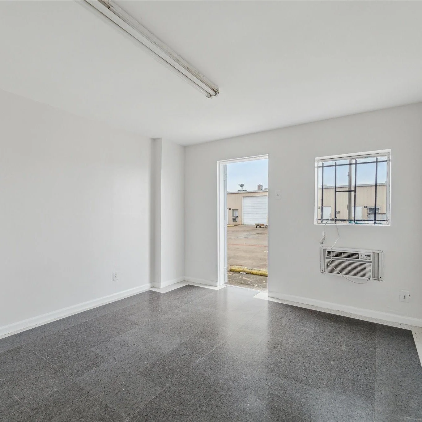 Let's talk LEASING! 

Market Street Business Park is an infill, multi-tenant industrial park offering multiple suites ranging from 1,000 - 3,000 square feet across six buildings near the port of Houston!

Reach out to @alpinepartners_  @daltonfaires 