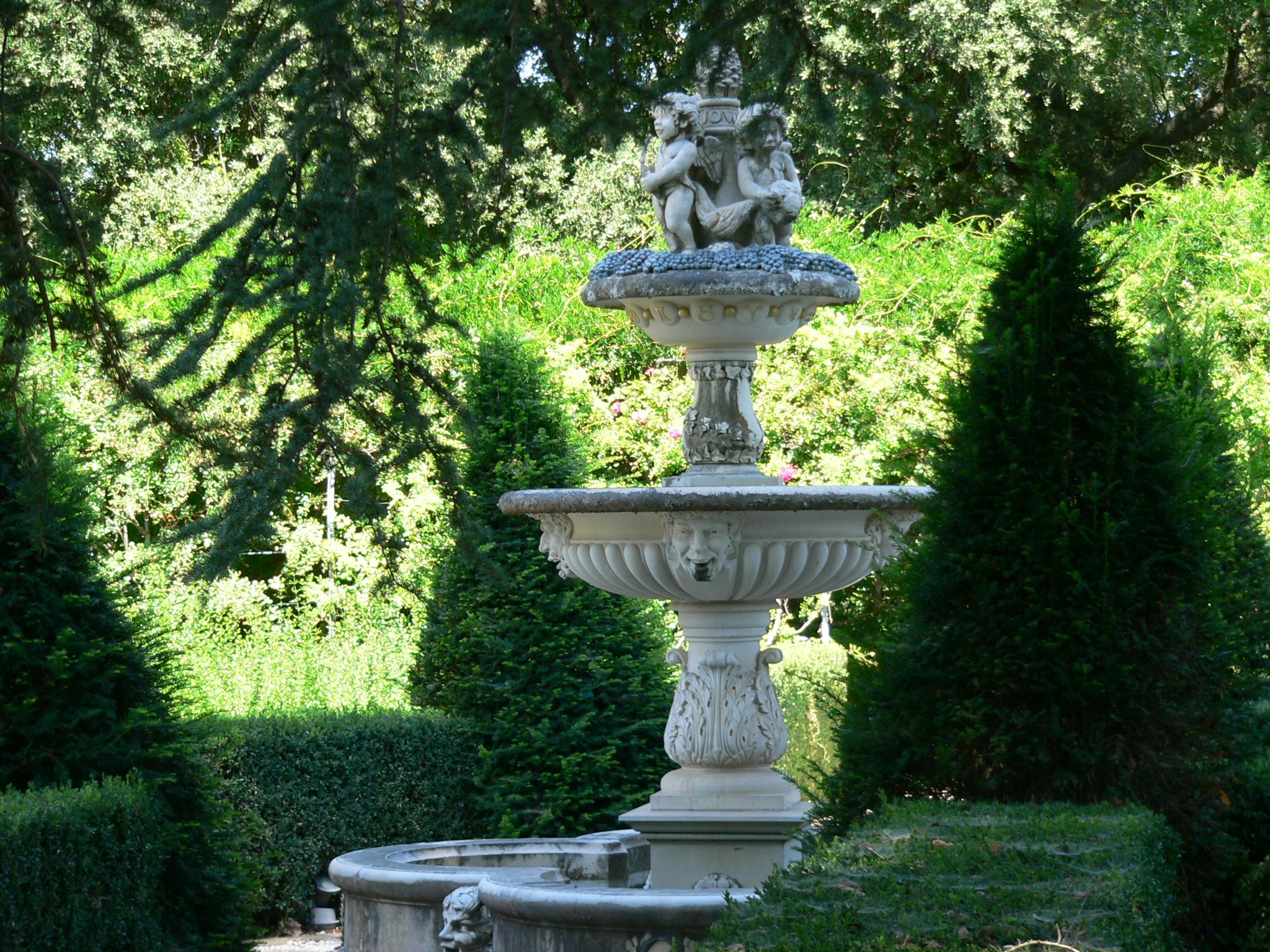 Fontaine jardin Château Capion