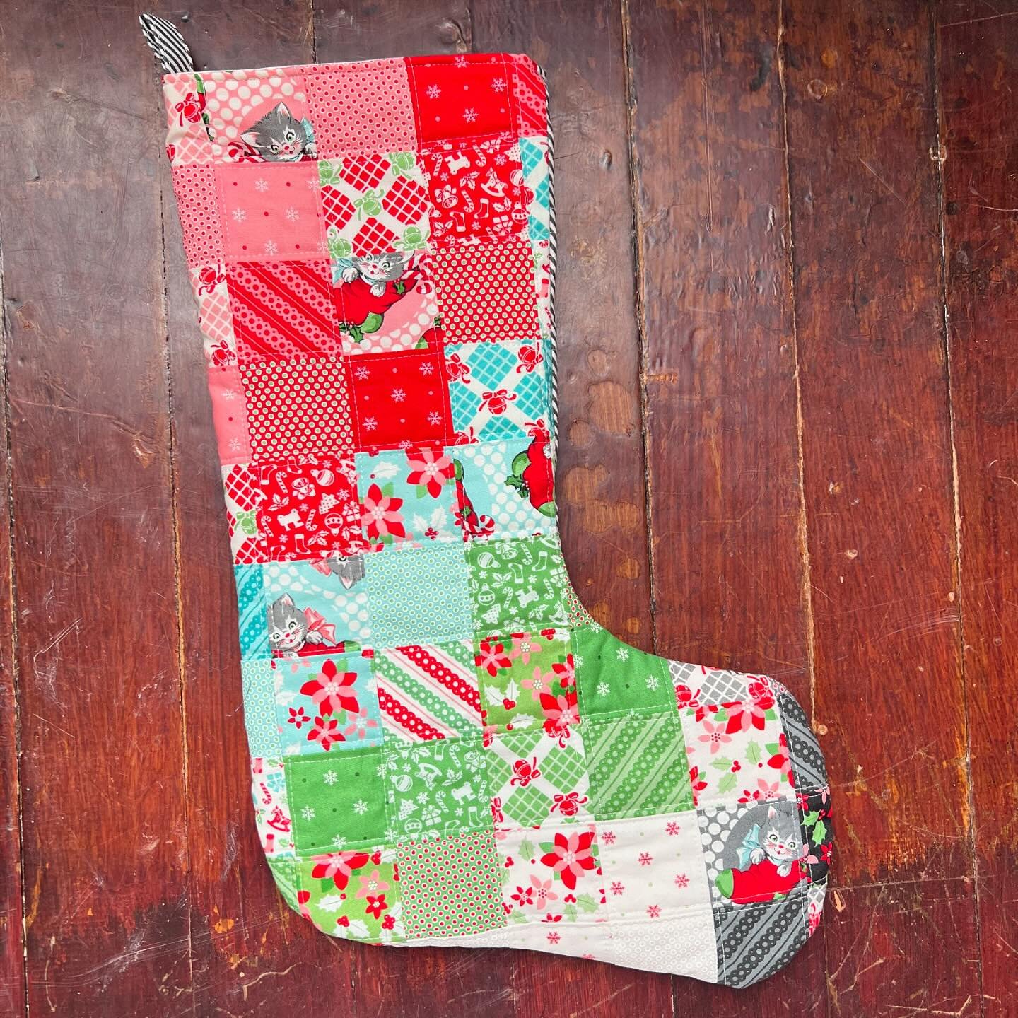 I&rsquo;m so glad I drug my feet on making this stocking because that meant that I was able to make it oversized using the template from @squats_and_runningstitches 

55 2.5&rdquo; squares for the front and just one piece for the back. I&rsquo;m bett