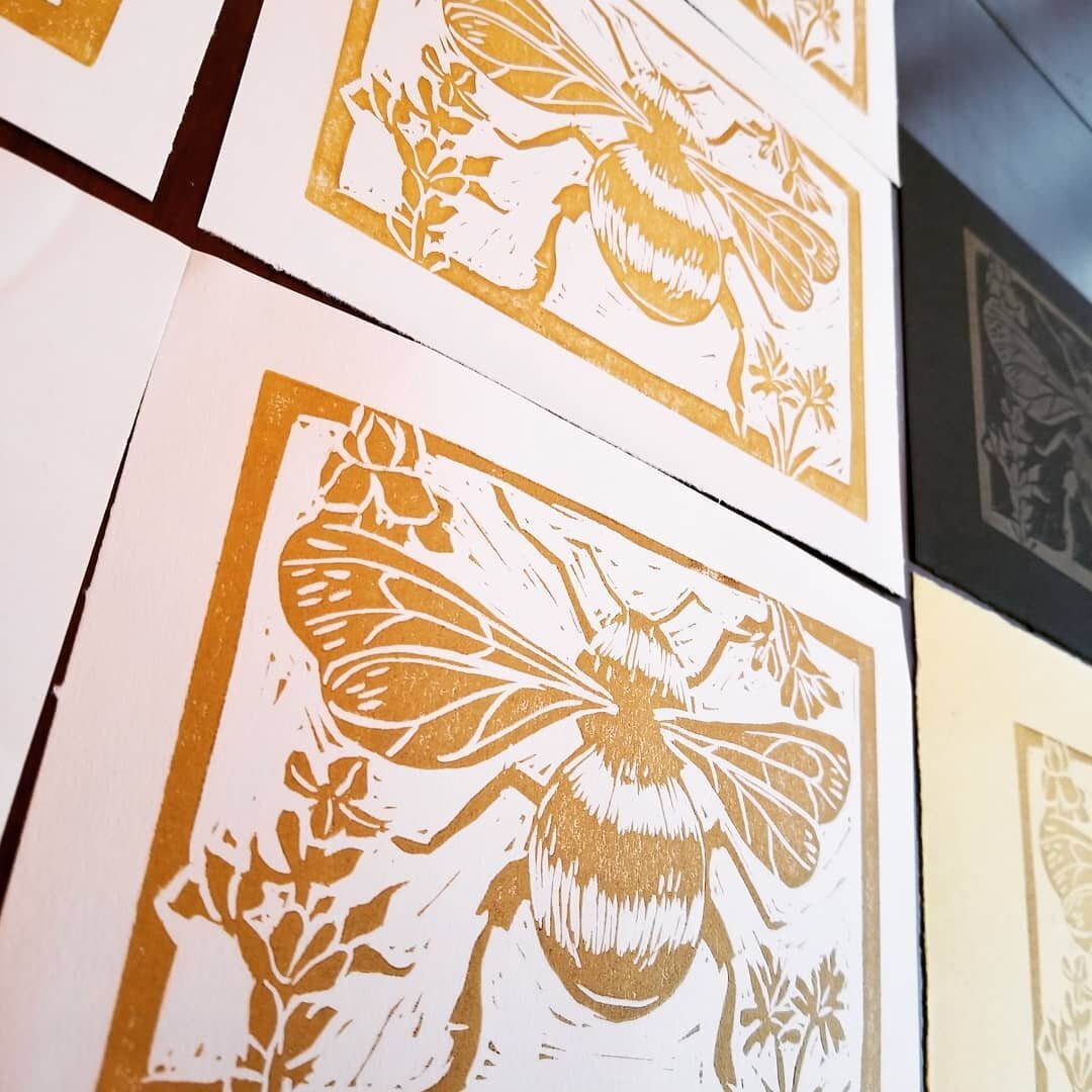 Bee prints!!! going to try some more rolls of this one in the future... 

#bees #beeprints #printmaking #linocut #linoleumprint #printandink #goldink #metallicink #honeybee #bumblebee #animalprint #bugs #incects #flowers