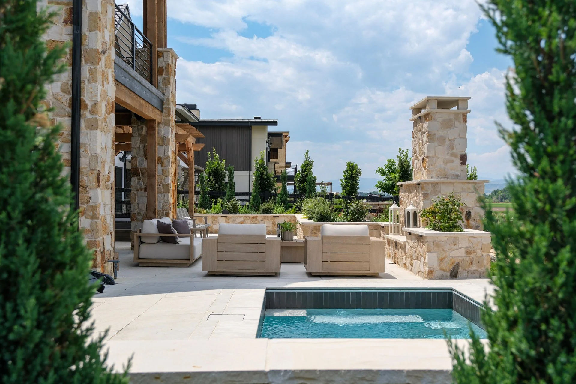 MODERN OUTDOOR ENTERTAINING SPACE FEATURING A LUXURY PLUNGE POOL WITH HAND-TILED WATERLINE DETAIL AND VIBRANT TURQUOISE WATER, DESIGNED FOR ELEVATED BACKYARD LIVING.