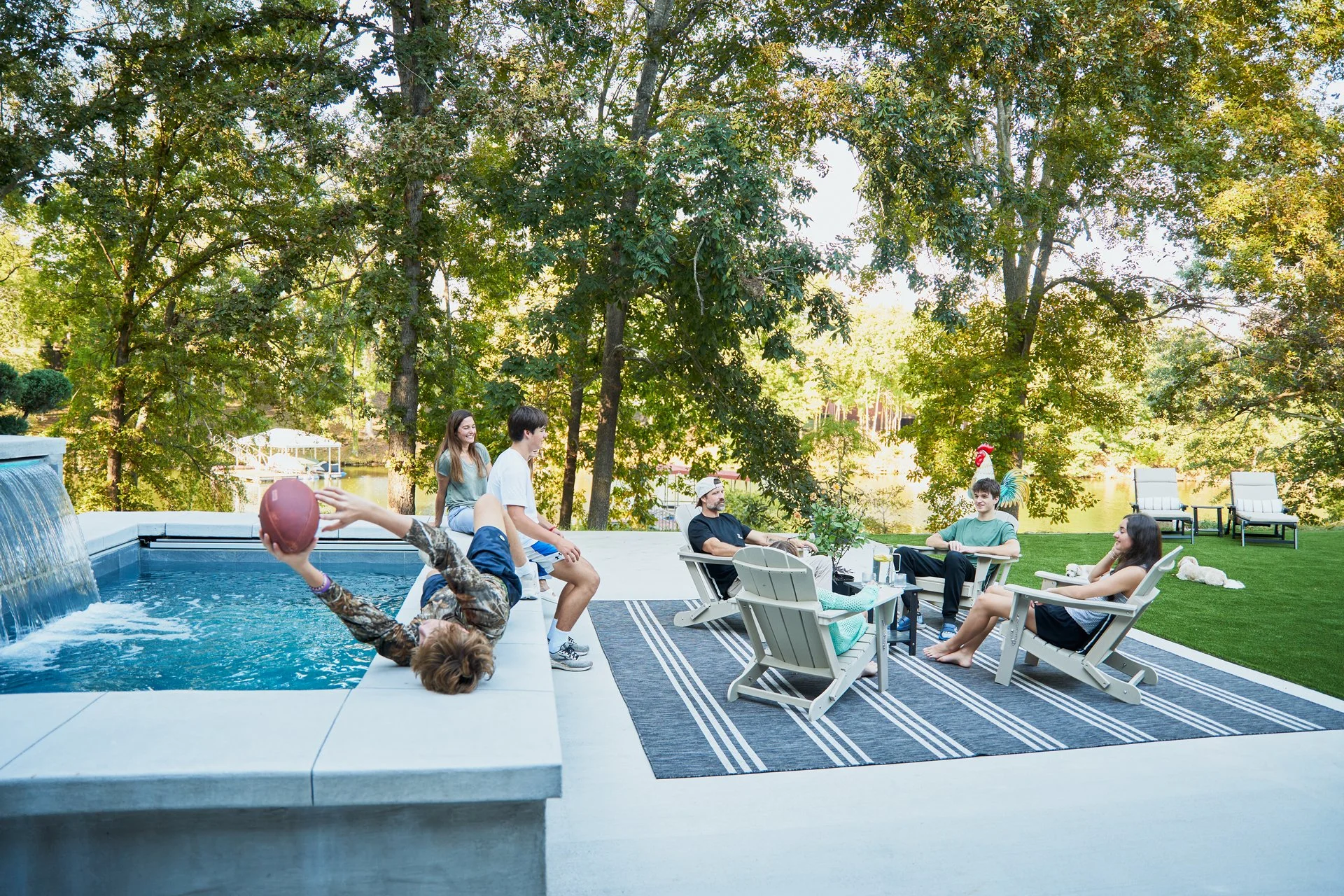 WALKER HAYES FAMILY SPENDING TIME TOGETHER POOLSIDE AT THEIR LAKEFRONT BACKYARD
