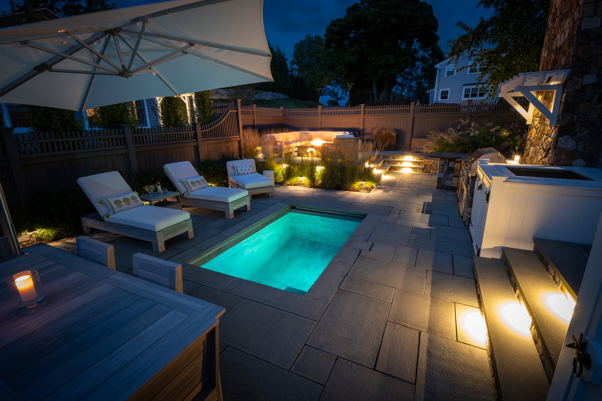 [small-spaces][flush]SMALL BACKYARD PLUNGE POOL WITH A FIRE PIT AND PATIO SEATING.