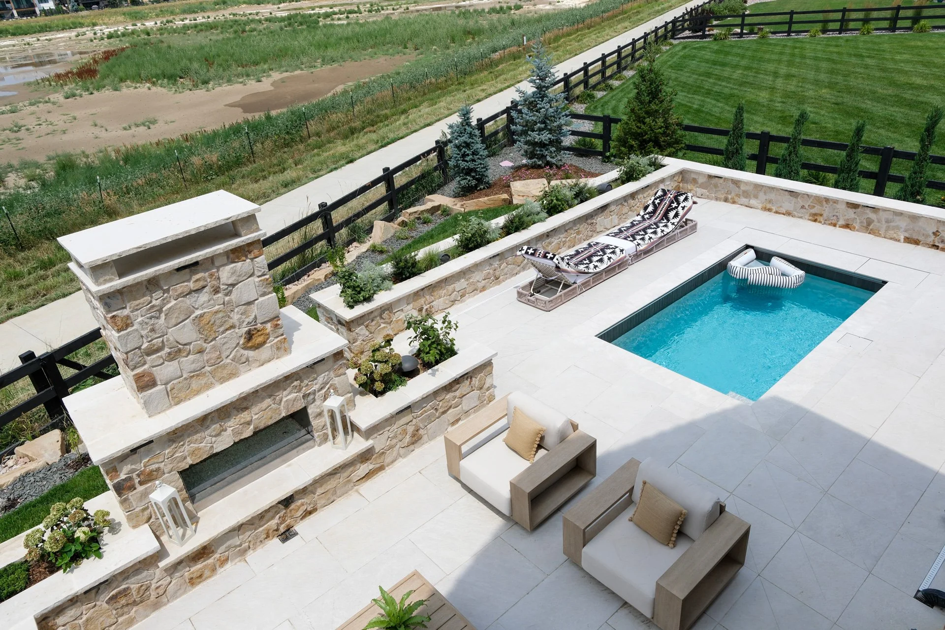 DESIGNED FOR MODERN MOUNTAIN LIVING, THIS PLUNGE POOL PAIRS TAILORED WATERLINE TILE WITH BRILLIANT TURQUOISE WATER FOR A SOPHISTICATED OUTDOOR ESCAPE.