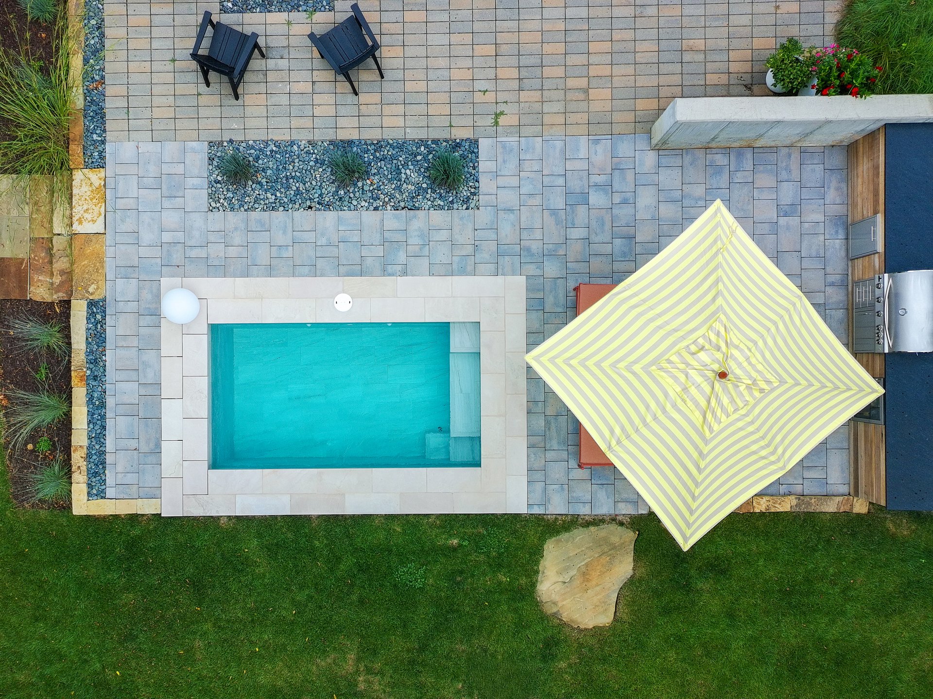 [flush][large-spaces]LIGHT TILE PLUNGE POOL WITH BRIGHT BLUE WATER IN MISSOURI