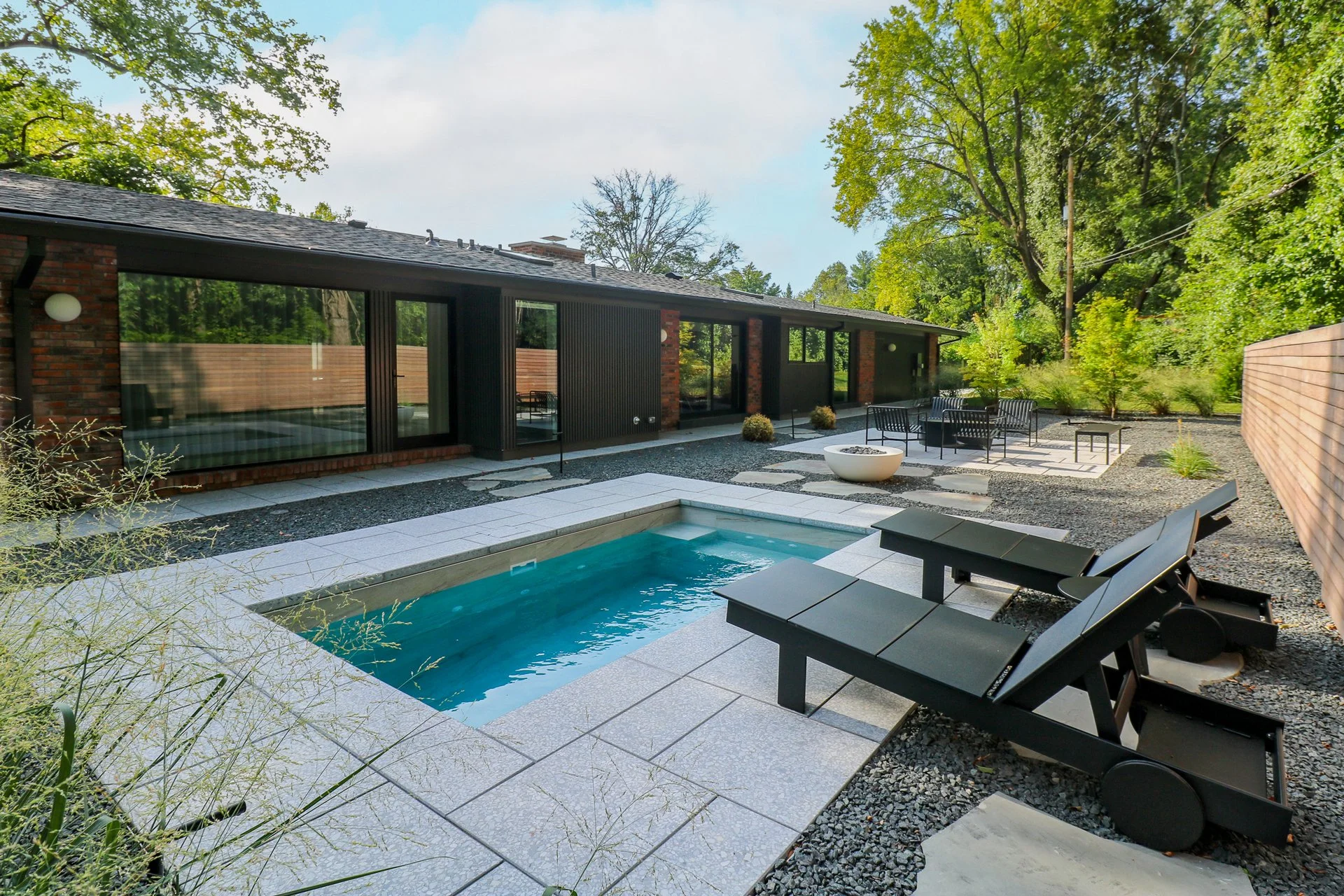 [small-spaces][flush]MODERN MISSOURI BACKYARD WITH PLUNGE POOL, LOUNGE SEATING, AND LANDSCAPED PATIO.