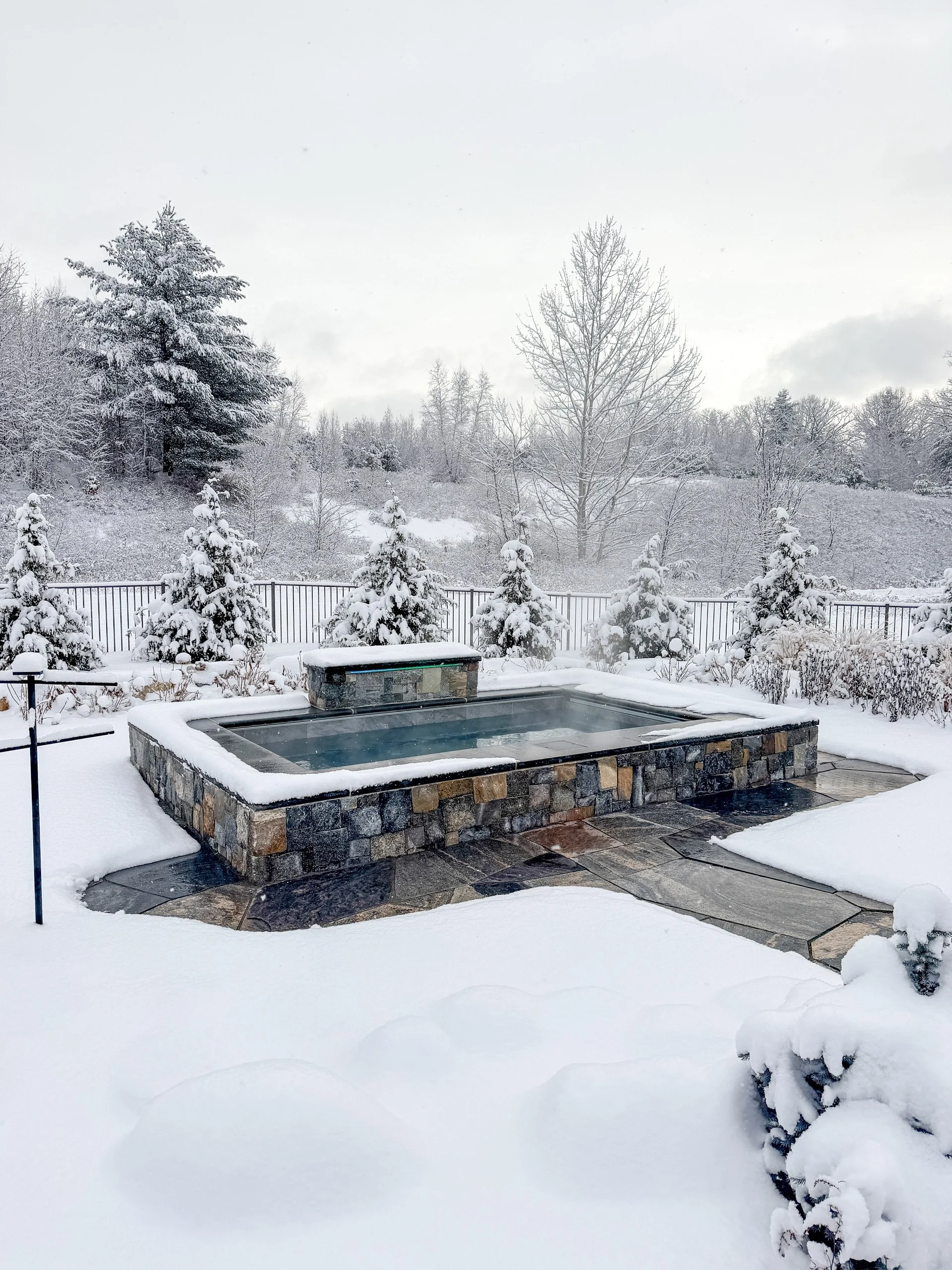 EMBRACE WINTER LUXURY WITH A HEATED PLUNGE POOL IN AN ABOVE GROUND PLUNGE POOL DESIGN, PERFECT FOR APRÈS SKI RELAXATION IN A SNOW-COVERED BACKYARD RETREAT.