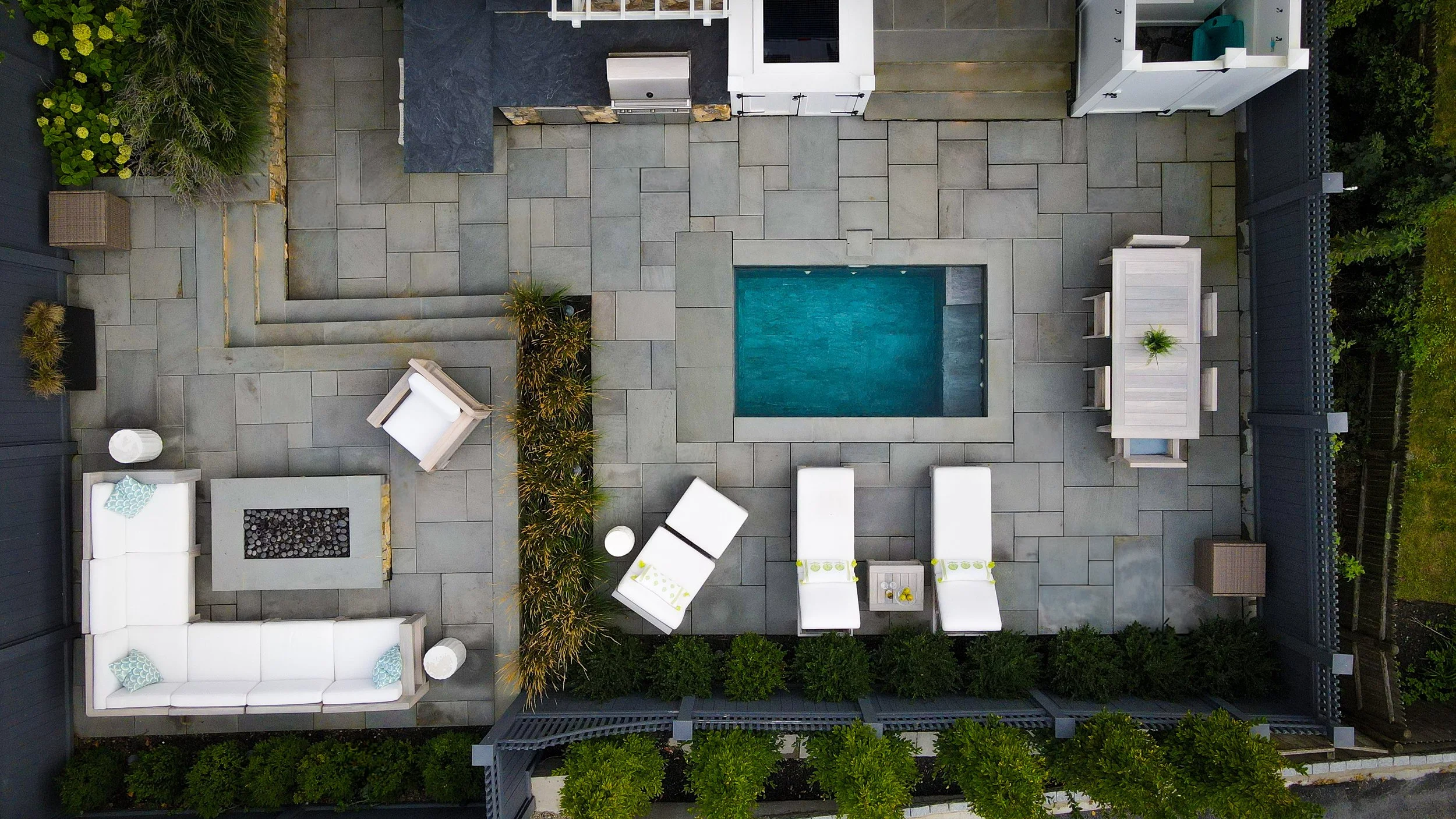[small-spaces][flush]SMALL BACKYARD SOAKE POOL WITH PATIO SEATING AND OUTDOOR DINING.